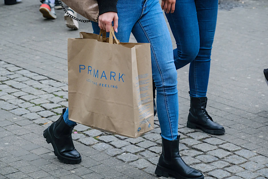 Junge Frau mit einer Shopping-Tüte von Primark.