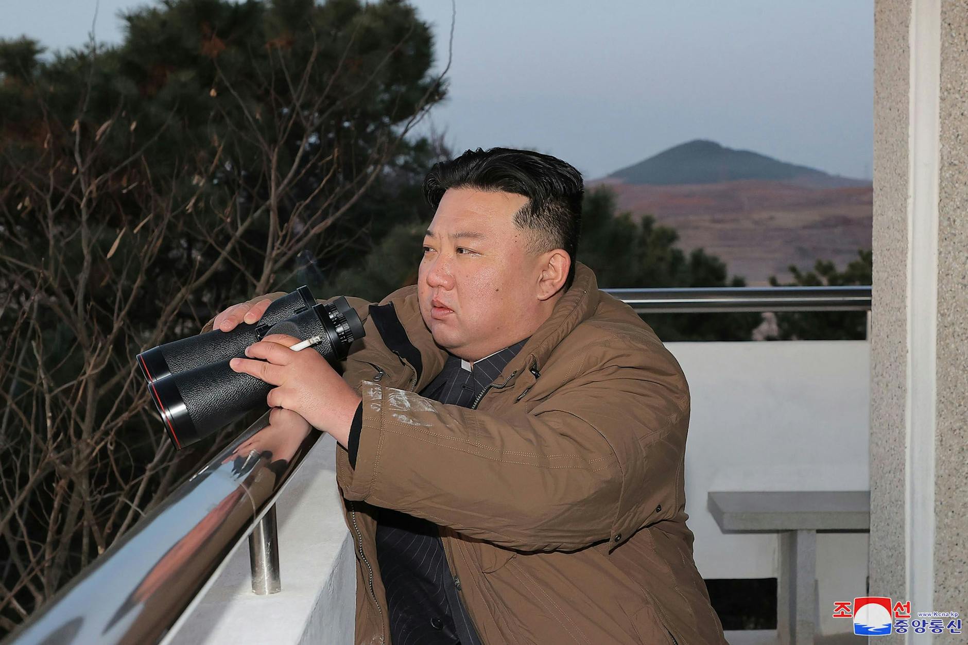 Kim Jong Un, Machthaber von Nordkorea, beim Test einer Interkontinentalrakete vom Typ „Hwasong-17“ auf dem internationalen Flughafen Sunan in Pjöngjang am 16.03.2023.