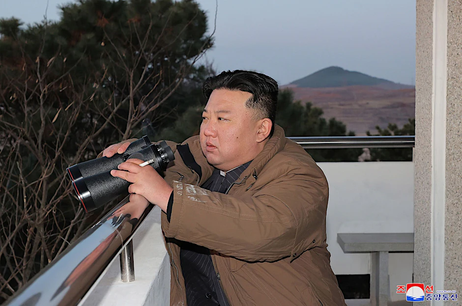 Kim Jong Un, Machthaber von Nordkorea, beim Test einer Interkontinentalrakete vom Typ „Hwasong-17“ auf dem internationalen Flughafen Sunan in Pjöngjang am 16.03.2023.
