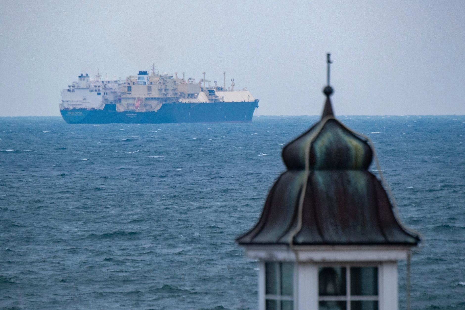 ARCHIV - Die LNG Tanker „Seapeak Hispania“ (l) und die „Seapeak Meridian“ liegen vor der Küste der Insel Rügen. 