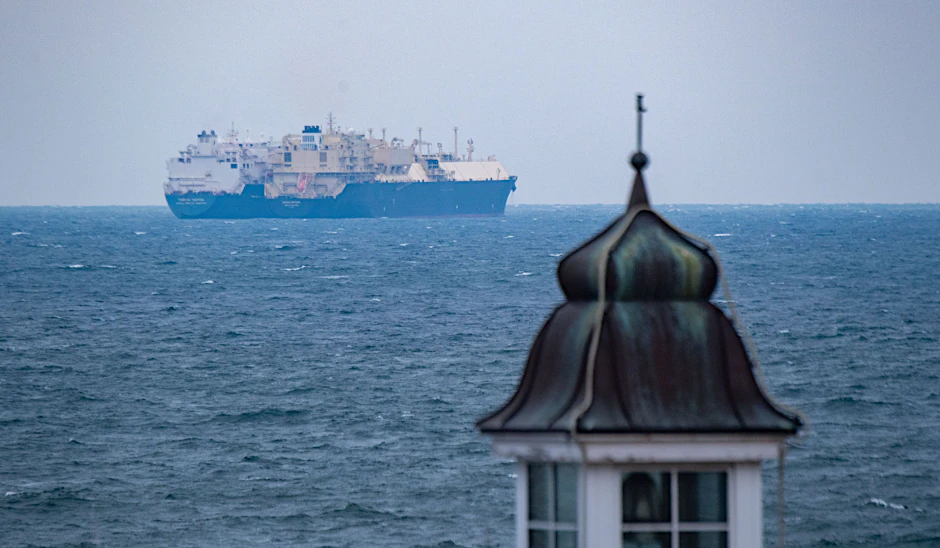 ARCHIV - Die LNG Tanker „Seapeak Hispania“ (l) und die „Seapeak Meridian“ liegen vor der Küste der Insel Rügen.&nbsp;