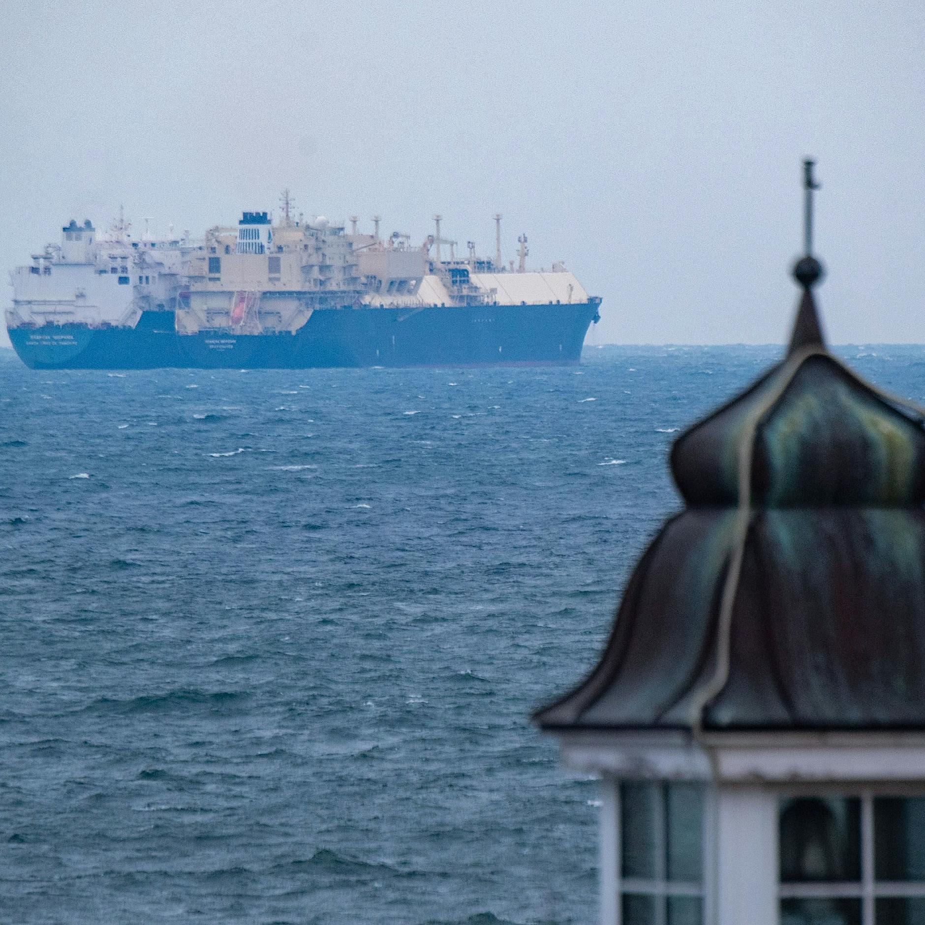 RWE beginnt mit Bau von LNG-Terminal vor Rügen: Ohne Genehmigung?