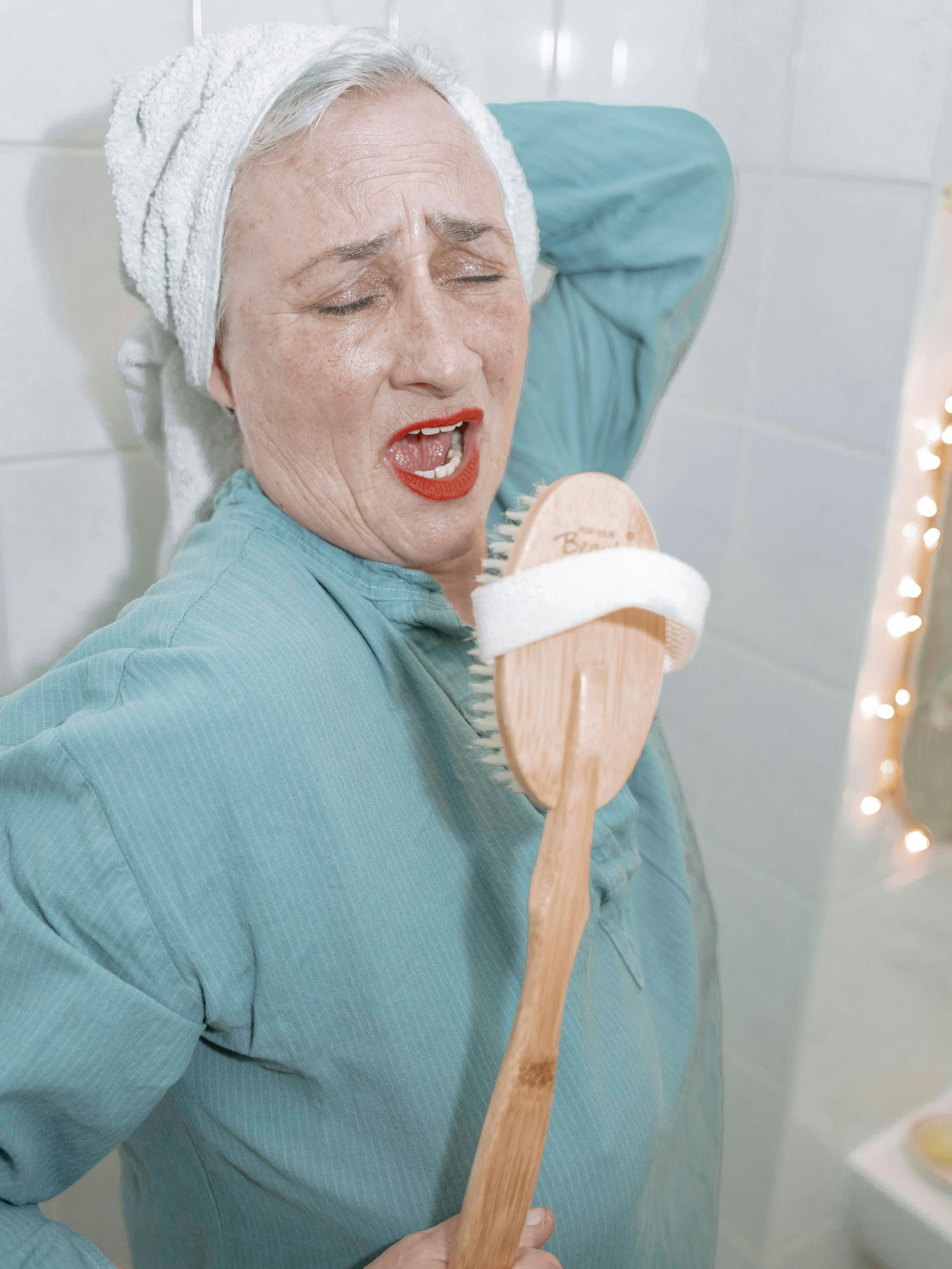 Im Badezimmer mit solch einem Mikrofon klingt die eigene Stimme gleich glamouröser