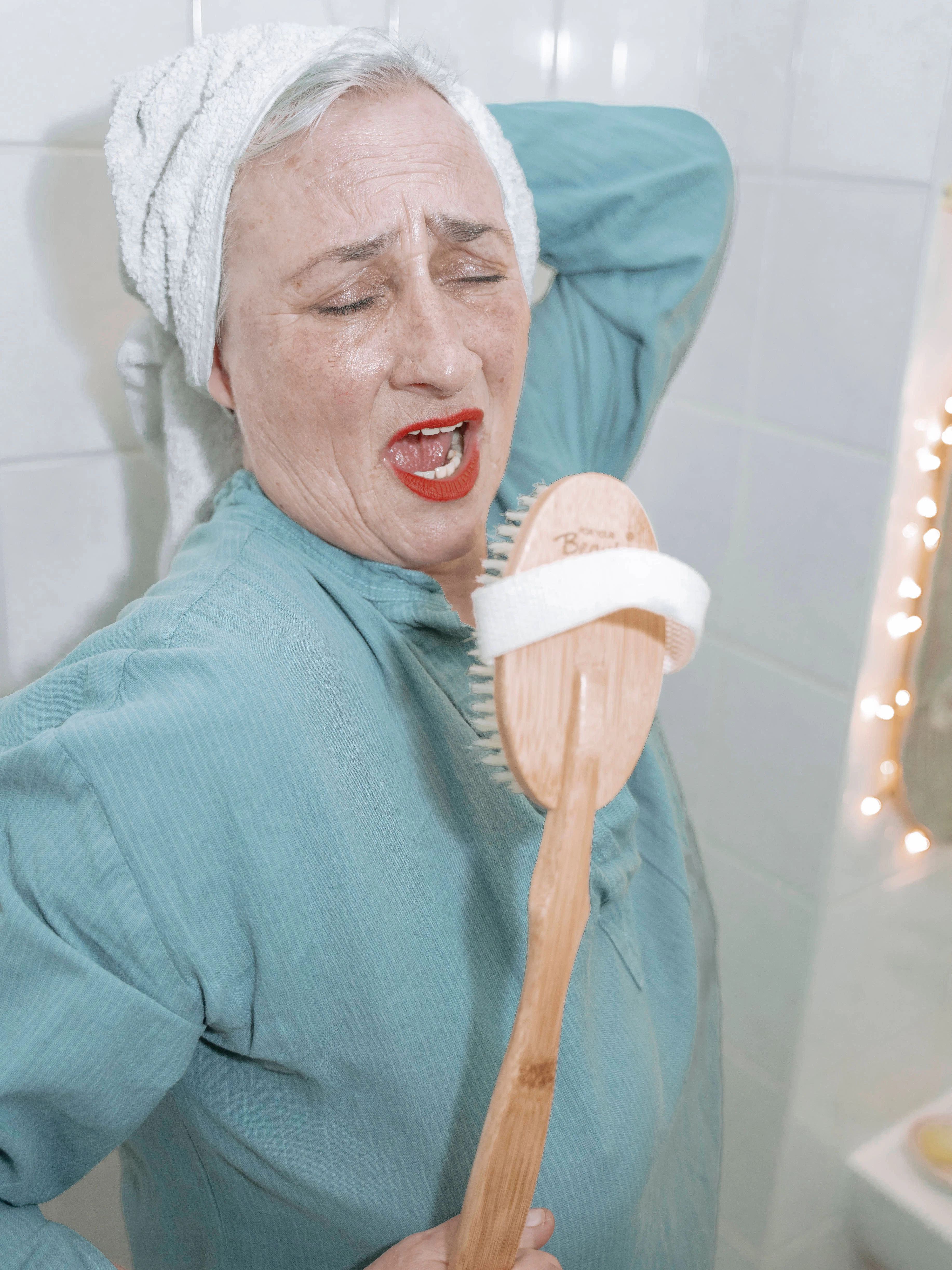 Im Badezimmer mit solch einem Mikrofon klingt die eigene Stimme gleich glamouröser