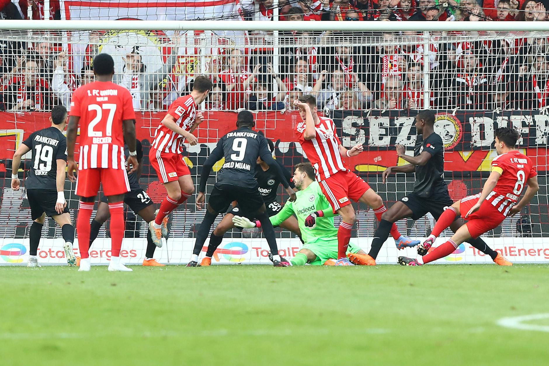 Aus dem Getümmel ins Tor: Rani Khedira (r.) erzielt das 1:0 für den 1. FC Union gegen Eintracht Frankfurt. 
