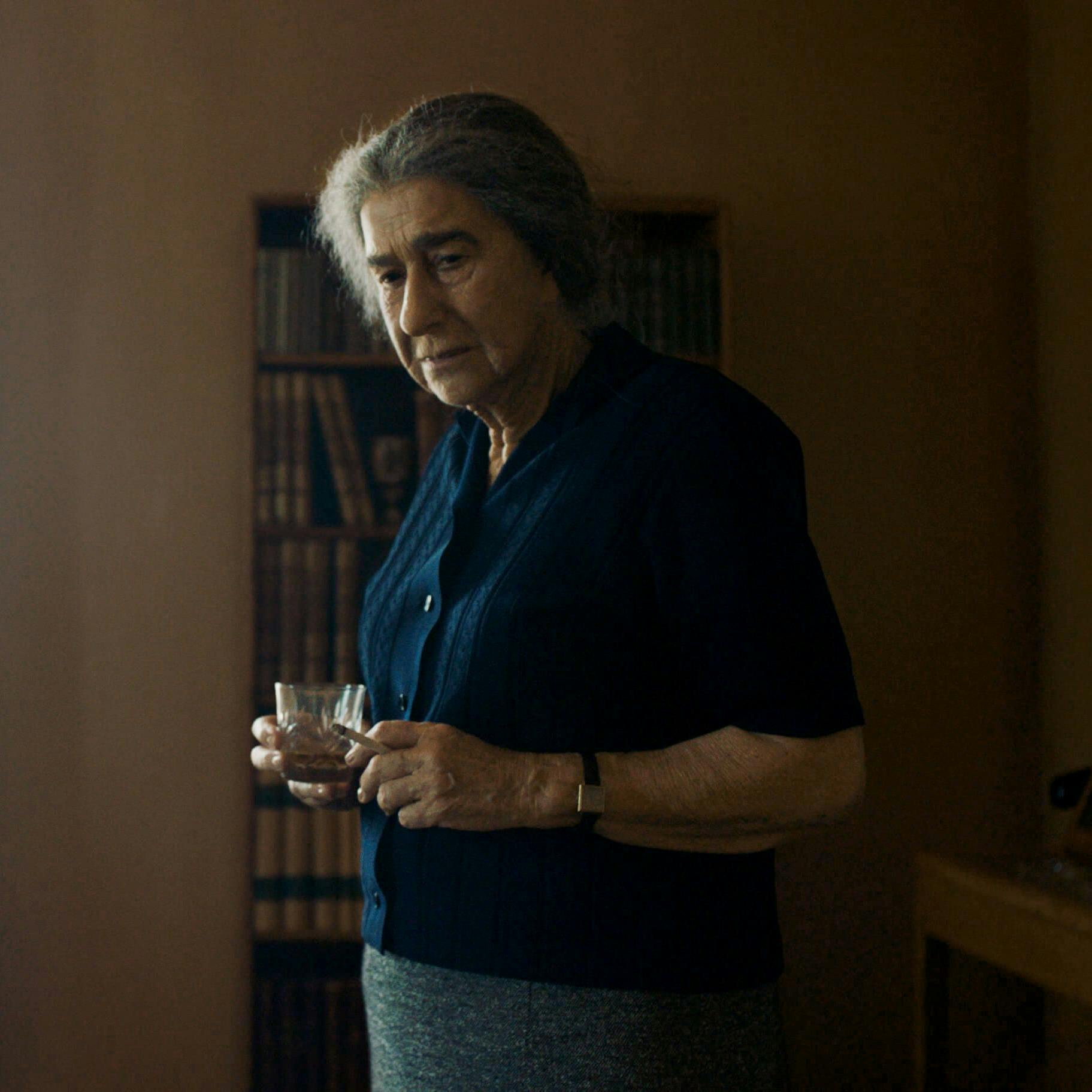 Helen Mirren als israelische Politikerin Golda Meir in einer Szene des Films „Golda“.