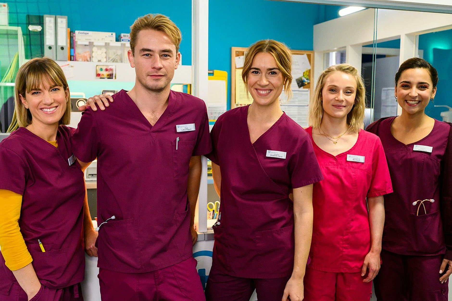 So sieht das Team von „Bettys Diagnose“ in der zehnten Staffel aus: Rike Köhler (Isabell Horn), Lukas Hilpert (Niklas Löffler), Elisabeth Hertz (Henrike Hahn), Mia Kunze (Antonia Döring), Ava Edemir (Rona Özkan).