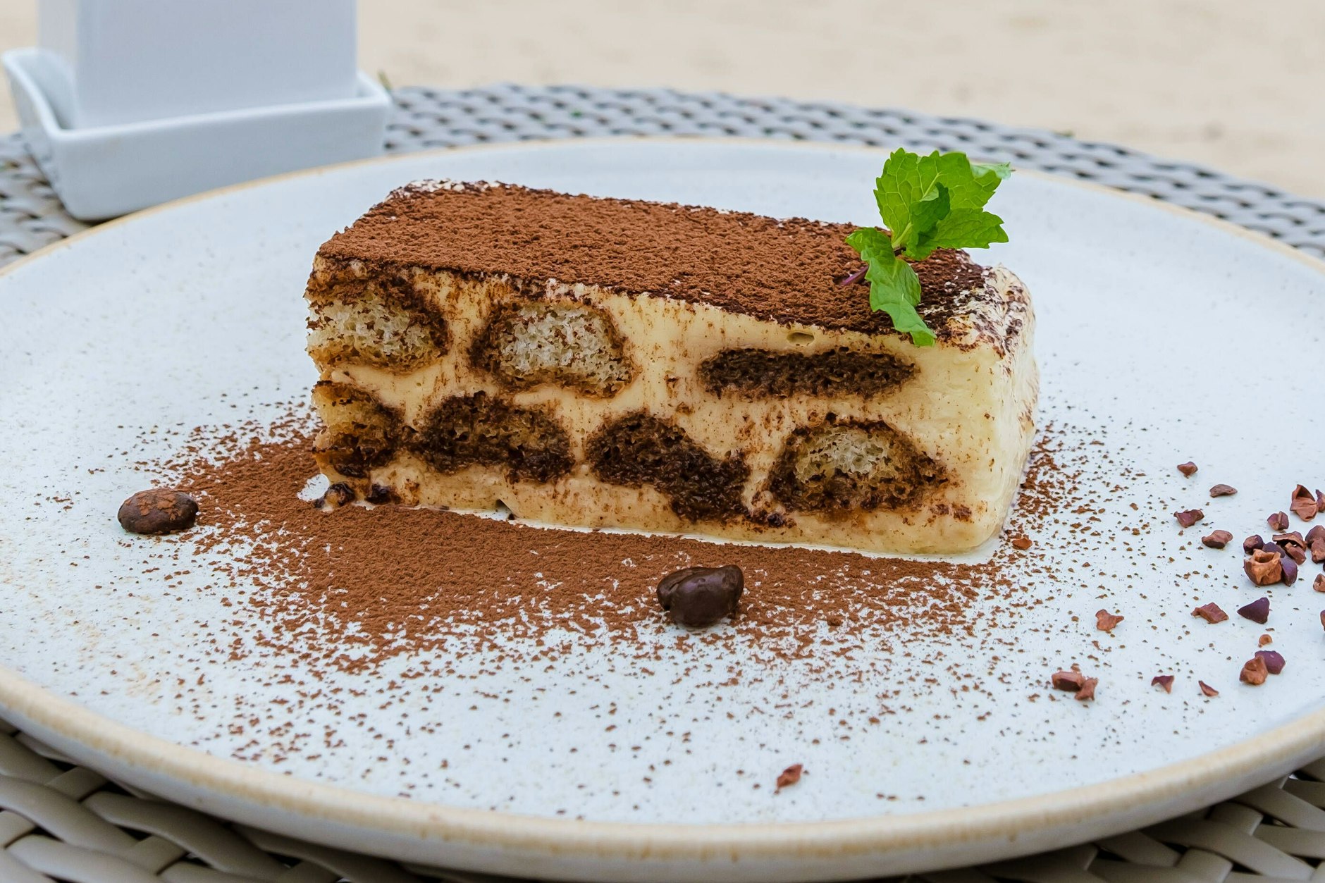 Auf dem Teller sind die Schichten von Tiramisu ein Augenschmaus.