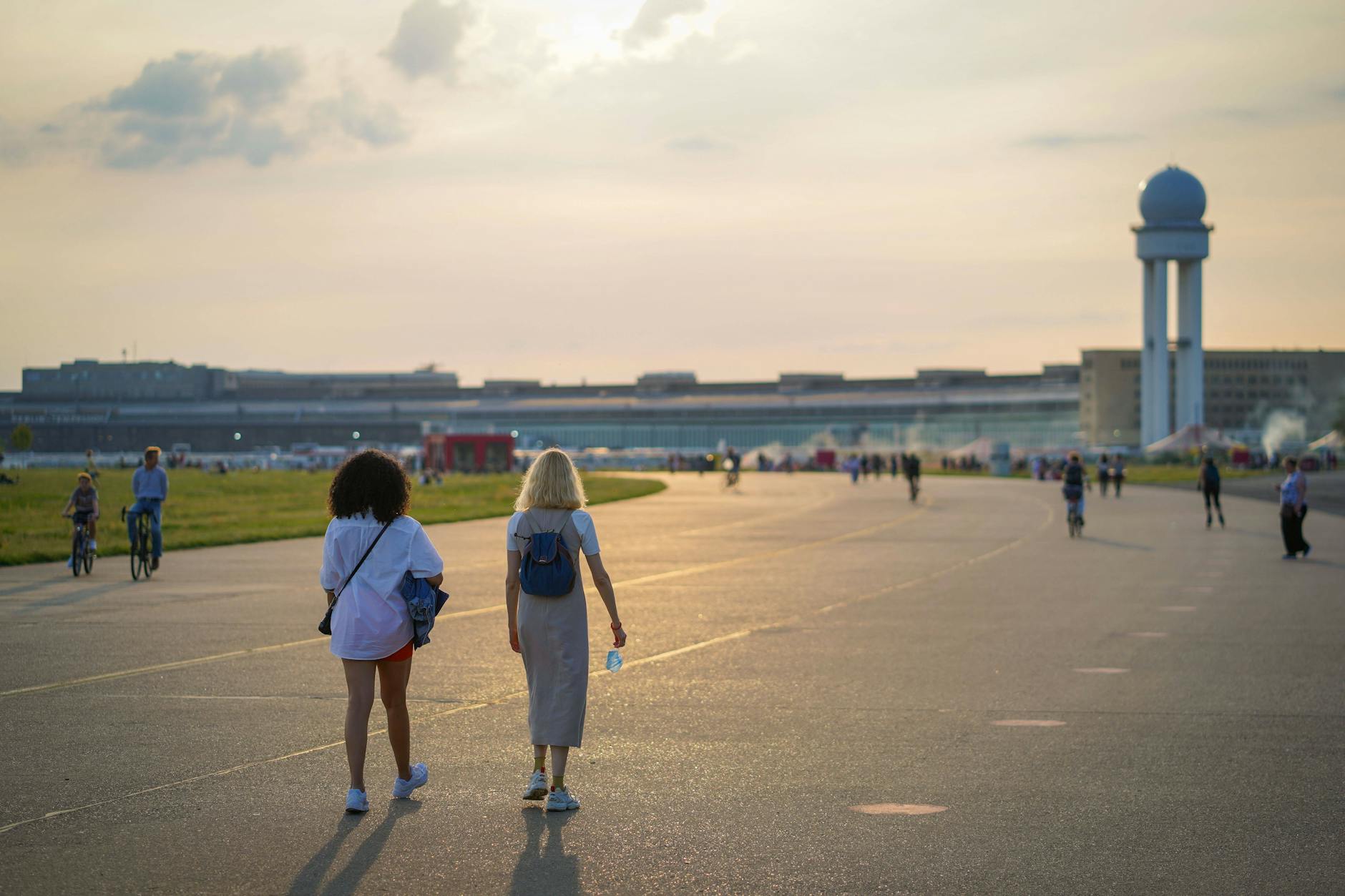 Das Tempelhofer Feld: Seit dem Volksentscheid von 2014 ist eine Bebauung untersagt. Denn bei der Abstimmung wurde ein Gesetz beschlossen, das eine Bebauung verbietet.