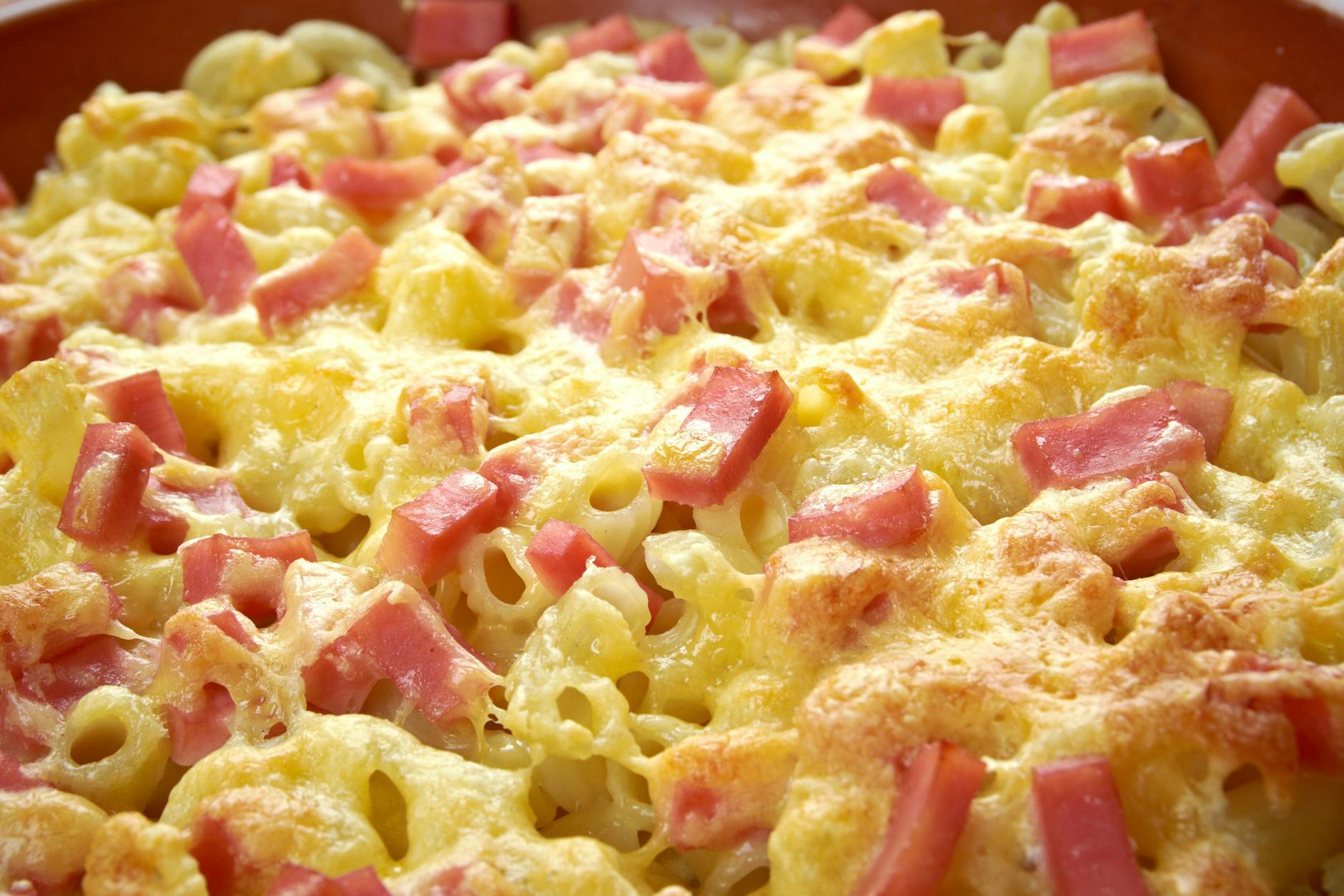 Nudel-Schinken-Gratin ist ein klassisches Tüten-Gericht. Aber: Würzmischungen braucht es nicht - den Auflauf mit Nudeln und Schinken bereiten Sie ganz leicht selbst zu.