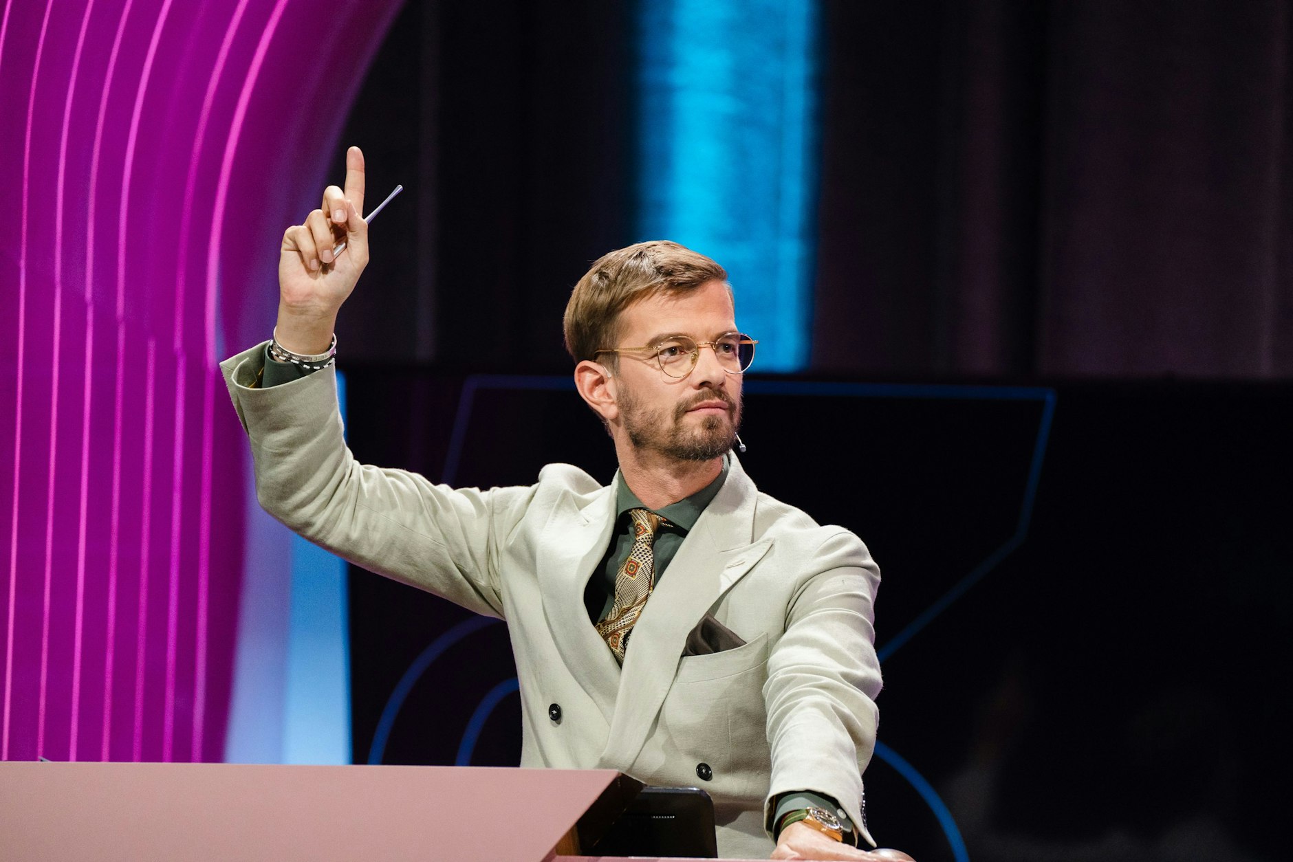 Joko Winterscheidt darf am Sonntag wieder „Wer stiehlt mir die Show?“ moderieren - aber: Wird ihm die neue Wildcard-Kandidatin Judith gefährlich?