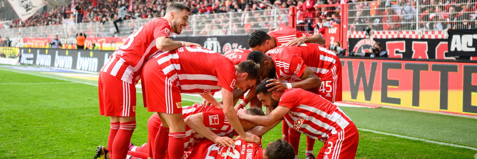 Jubeltraube in Rot und Weiß: Der 1. FC Union feiert einen Treffer gegen Eintracht Frankfurt, durch den das drohende Gespenst einer schleichenden Abwärtsbewegung gebannt worden ist.