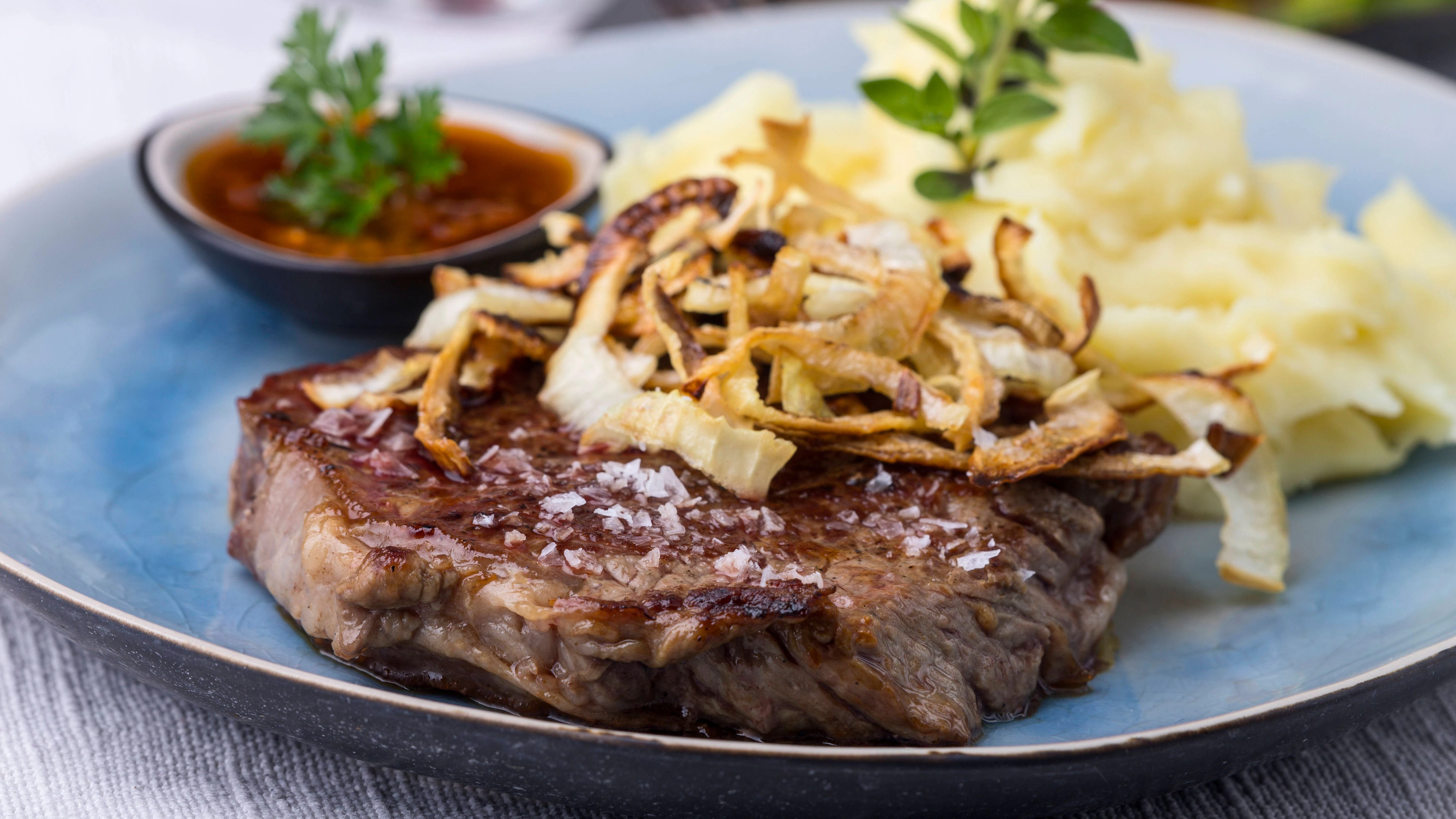 Kartoffelbrei ist eine perfekte Beilage, die zu allerlei Gerichten passt. Und: Das Rezept ist nicht schwer.
