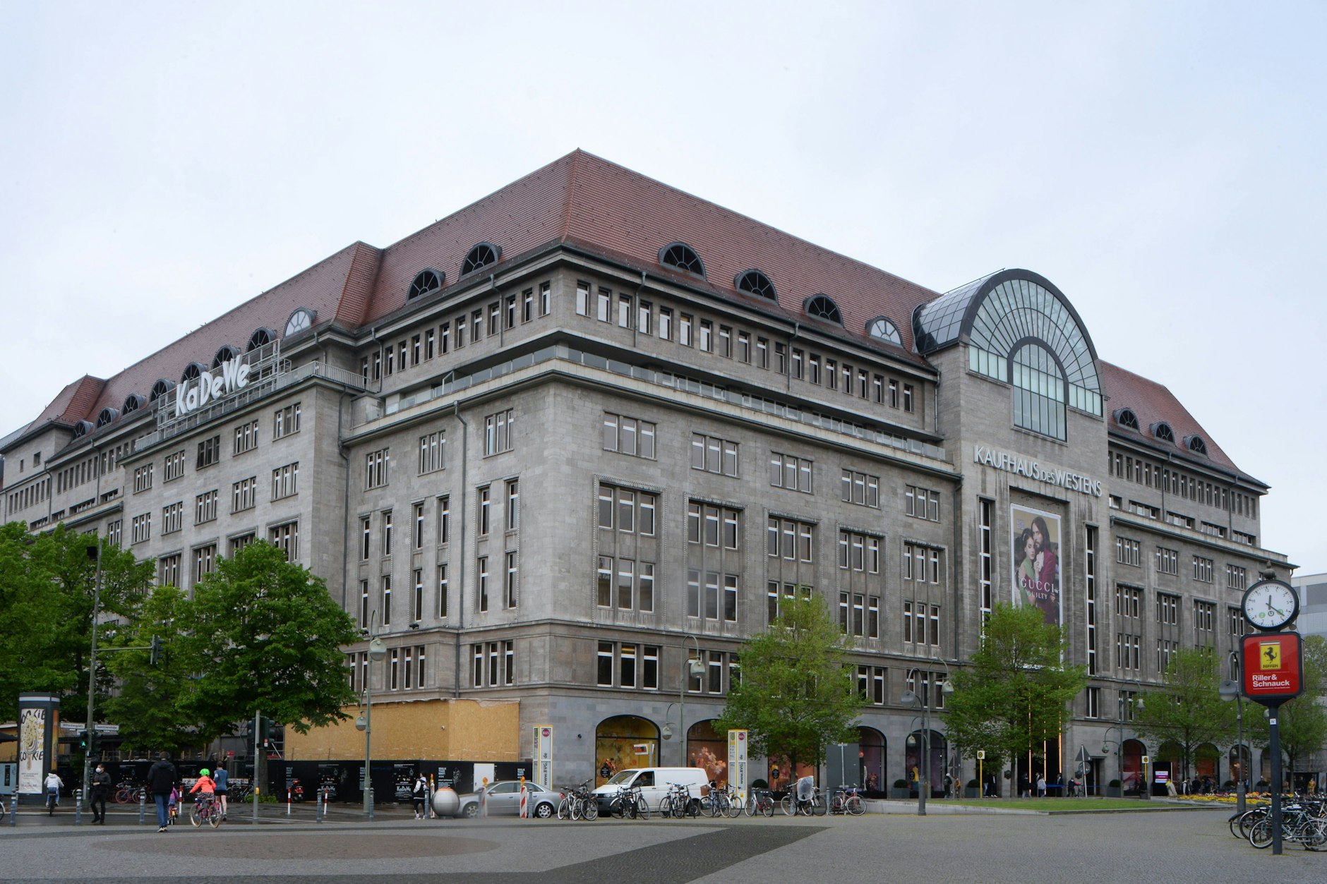 Das Kaufhaus des Westens (KaDeWe) in Berlin.