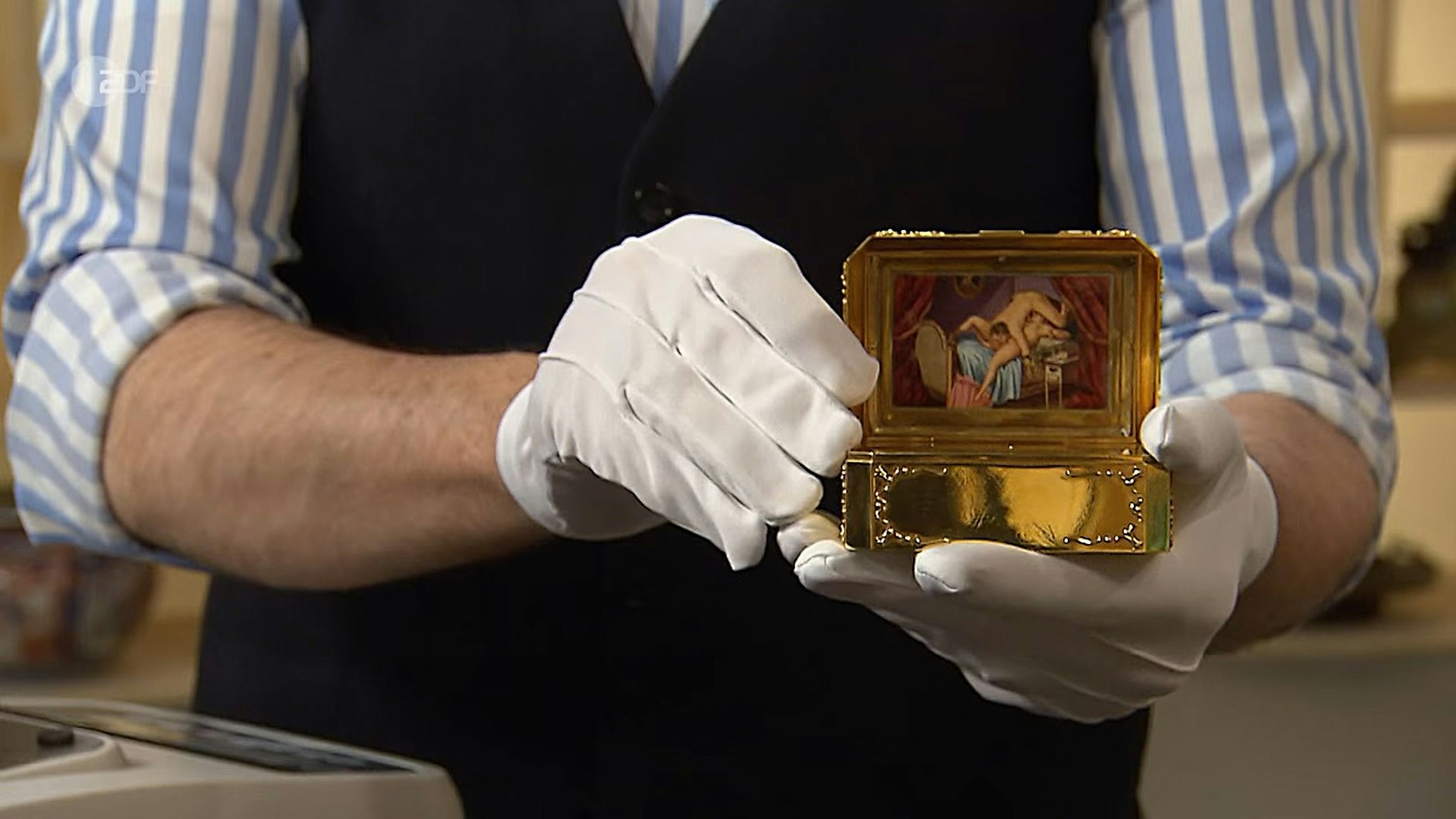 Innen im Gold-Döschen prangt eine erotische Malerei - die wurde im Nachmittagsprogramm bei „Bares für Rares“ nur kurz gezeigt.