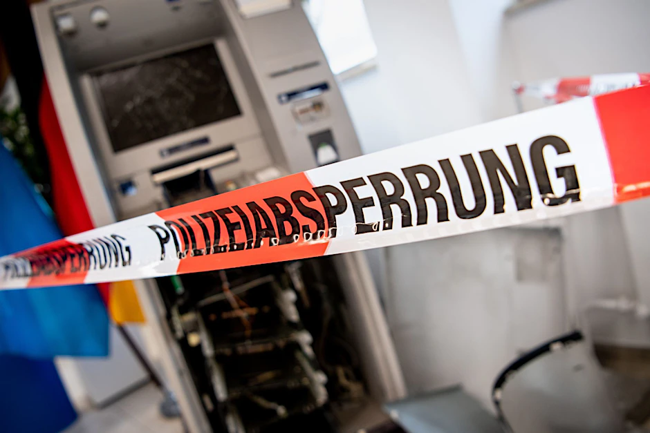 Polizisten haben nach einer Automatensprengung den Tatort abgesperrt.&nbsp;