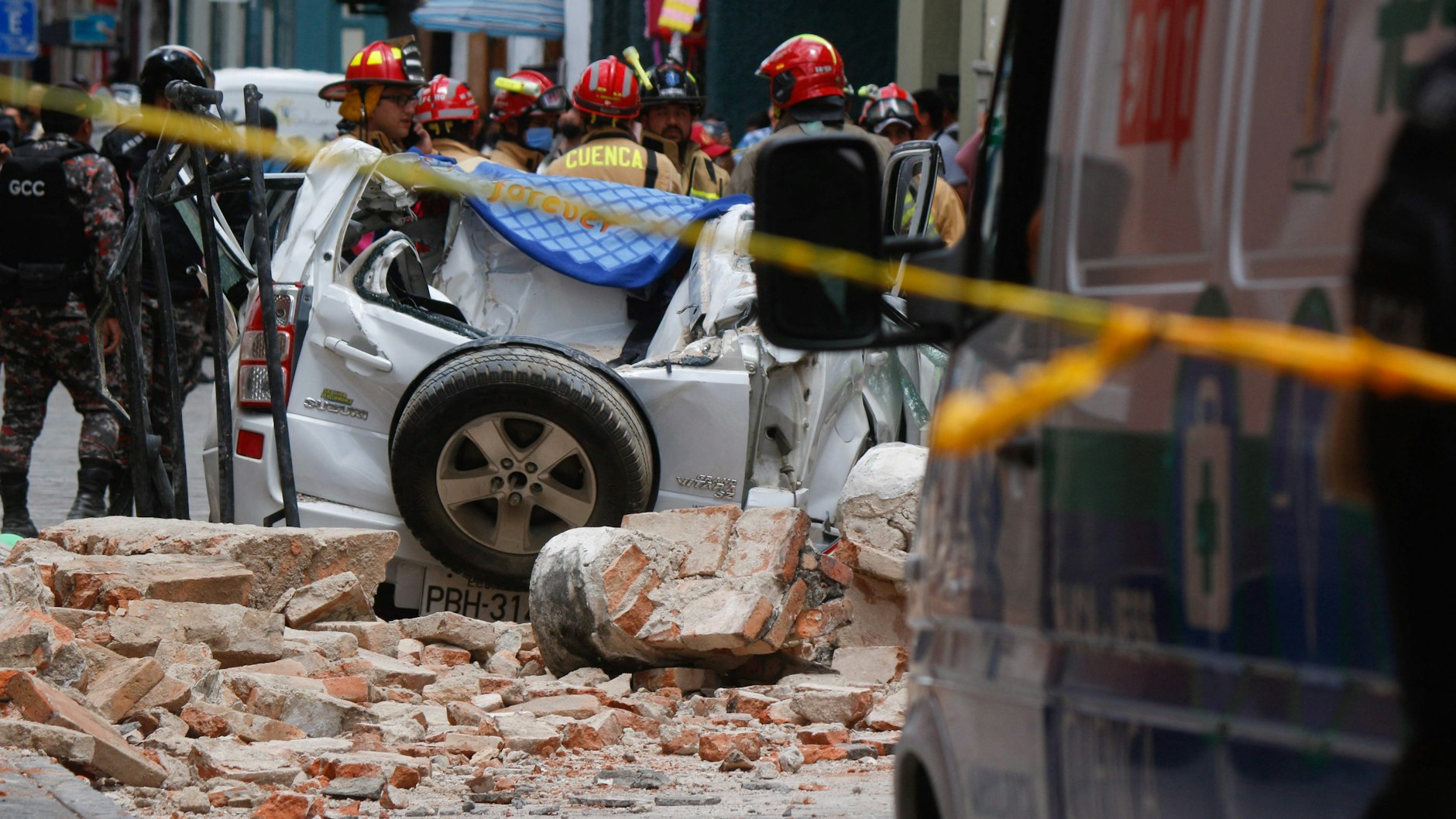 Trümmer von zerstörten Häusern krachten auf einen Wagen im ecuadorianischen Cuenca.