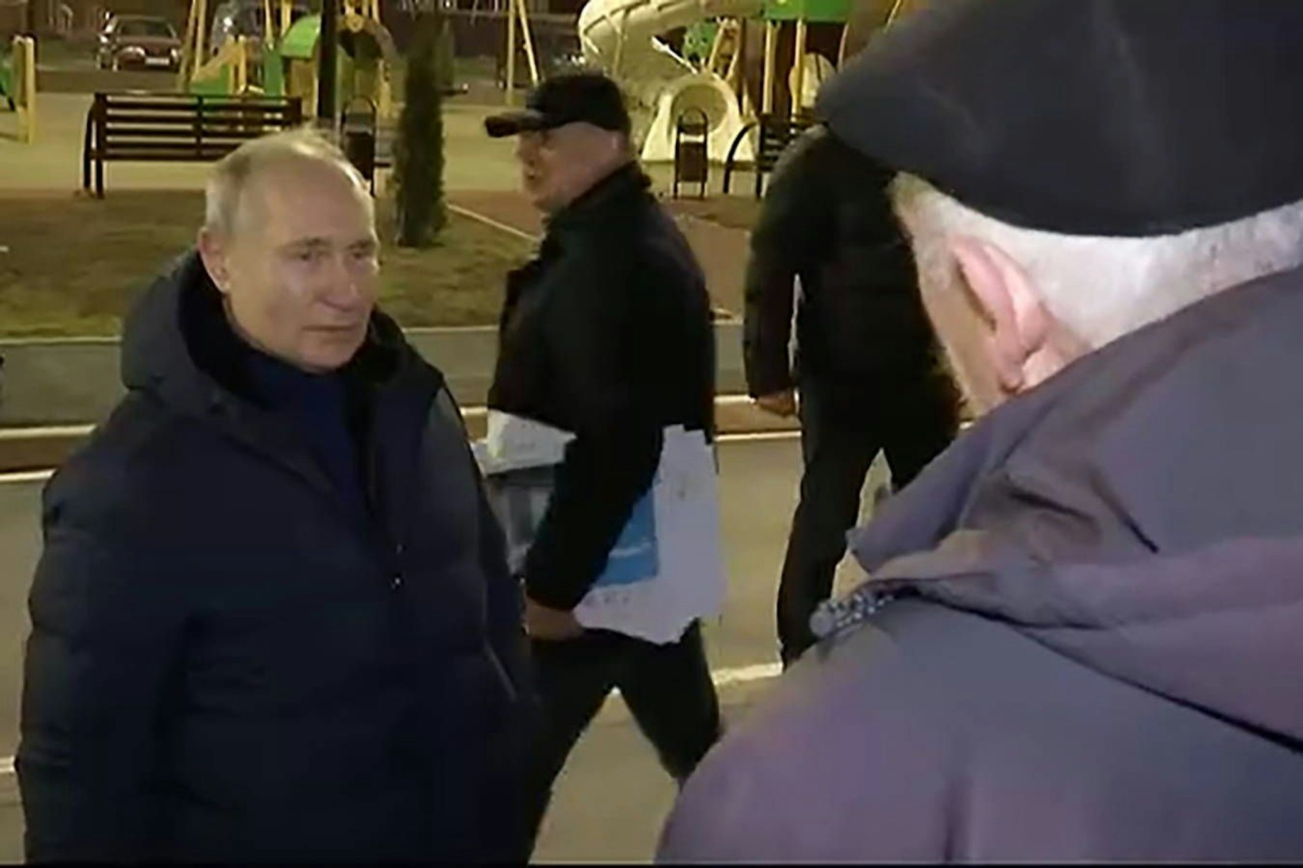 Russlands Präsident Putin mit einem Anwohner des neugebauten Nevsky-Distriktes in Mariopol. Oder war es ein Doppelgänger des Präsidenten?