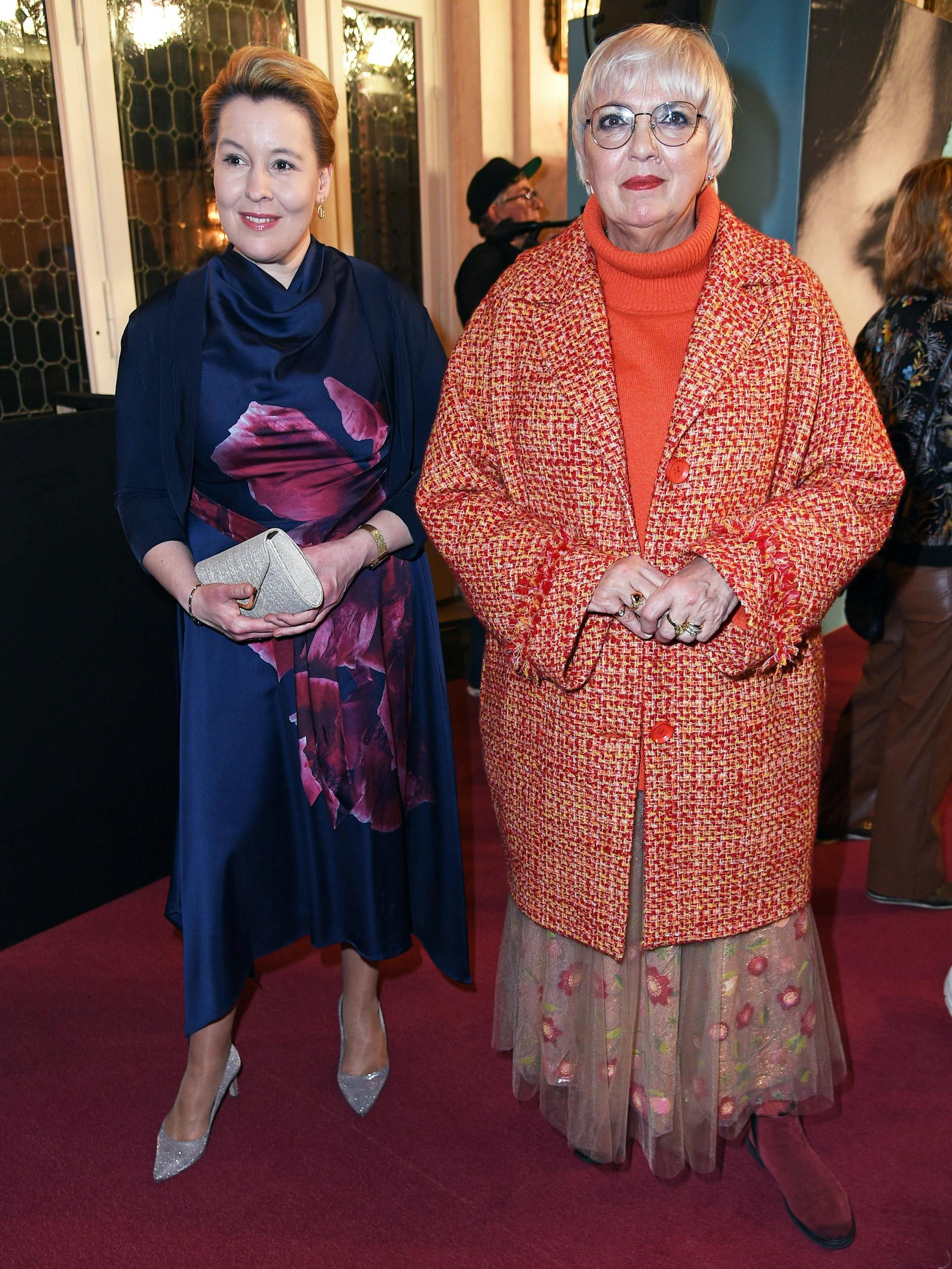 Berlins Regierende Bürgermeisterin Franziska Giffey und Kulturstaatsministerin Claudia Roth (r.) auf dem roten „Romeo & Julia“-Teppich.