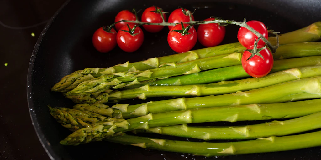 Rezept für Grünen Spargel mit Parmesan und Tomaten: Dieses einfache Ofen-Gericht geht blitzschnell