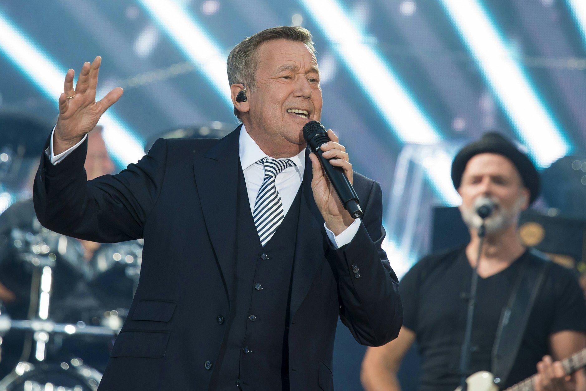 Schlager-Sänger Roland Kaiser (66) - bürgerlich: Ronald Keiler - während des ersten Konzertes der Kaisermania im Rahmen der Filmnächte am Elbufer in Dresden.