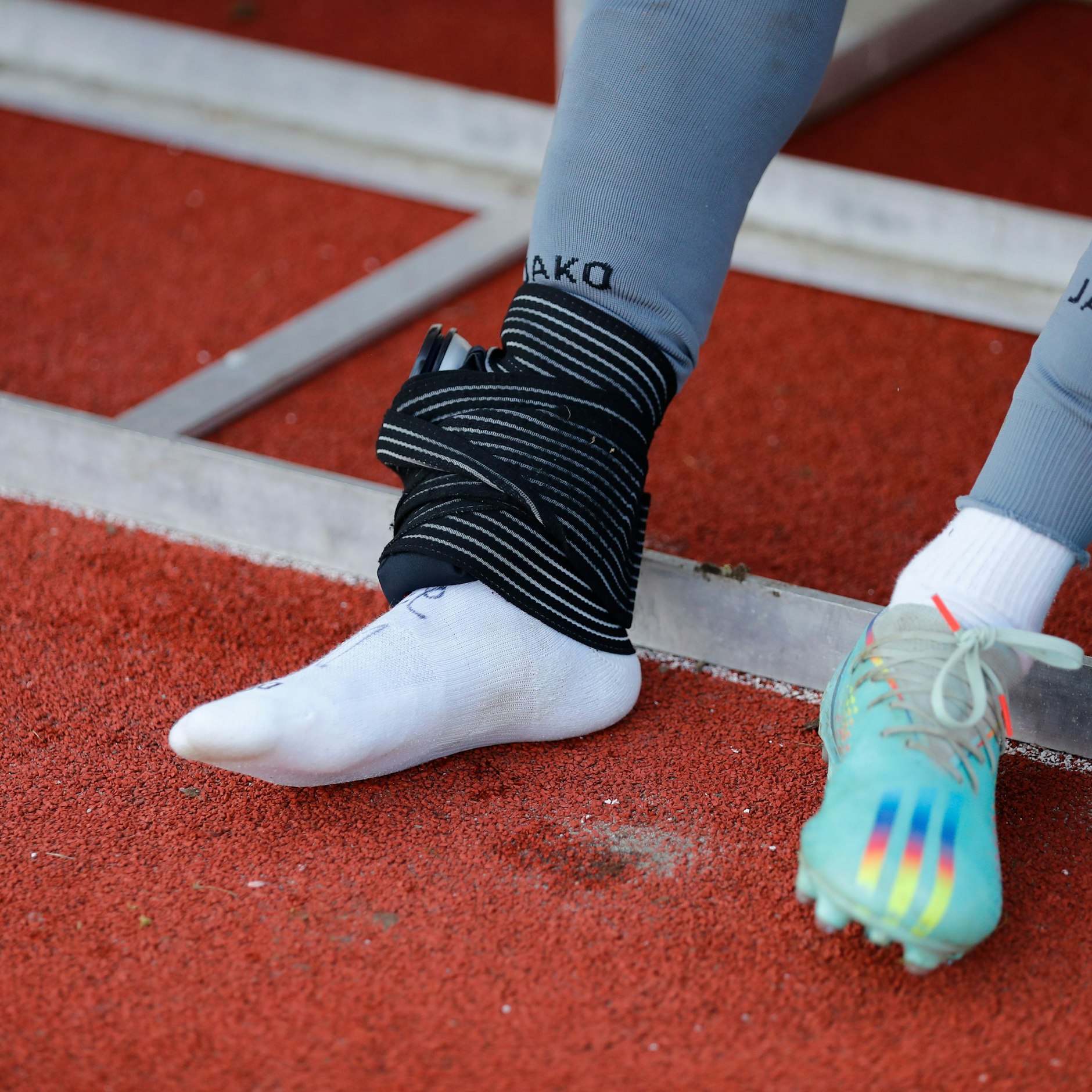 Dick bandagiert: Der Knöchel von Dominic Duncan ist angeschwollen. Noch während Dynamos Partie bei TeBe wurde der US-Boy in ein Krankenhaus gebracht.