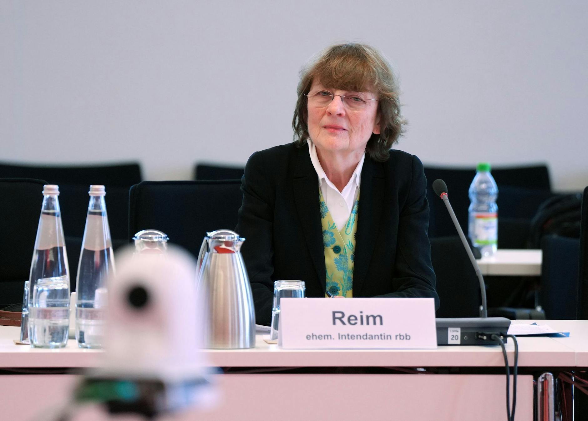 Ehemalige Intendantin des Rundfunks Berlin-Brandenburg Dagmar Reim wartet auf den Beginn der Zeugenvernehmung.