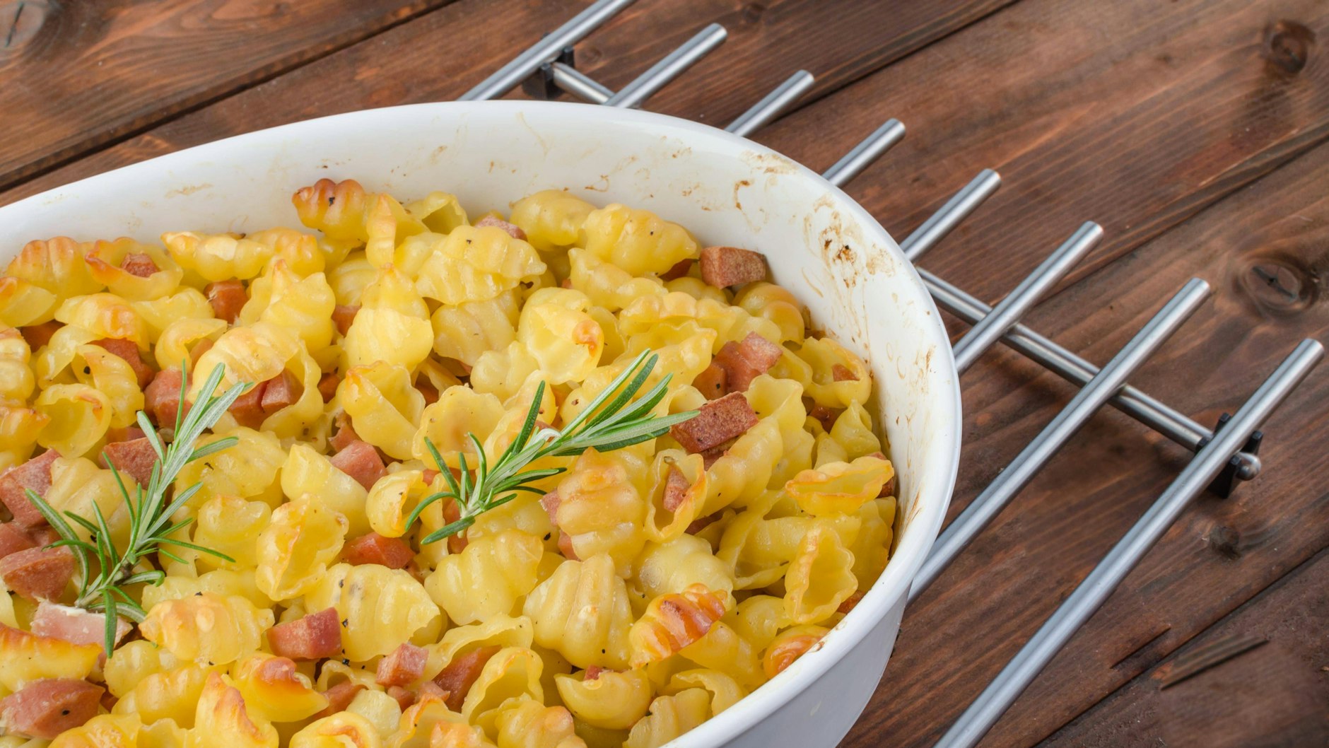 Mit diesem leckeren Rezept für Nudel-Schinken-Auflauf machen Sie das köstliche Gratin ganz ohne Tüte.