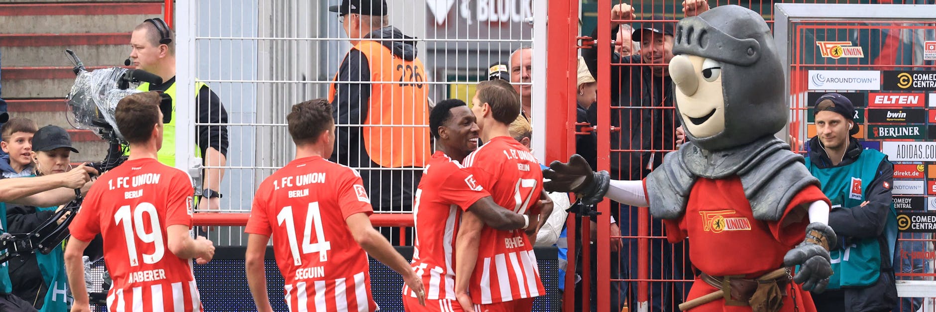 2:0 gegen Eintracht Frankfurt. Die Spieler des 1. FC Union feiern, und auch Ritter Keule ist dabei. 