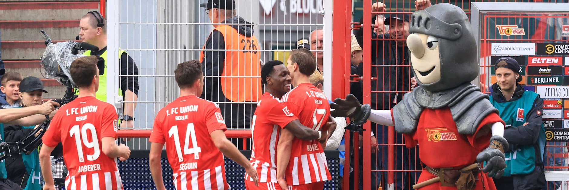 2:0 gegen Eintracht Frankfurt. Die Spieler des 1. FC Union feiern, und auch Ritter Keule ist dabei.&nbsp;&nbsp;