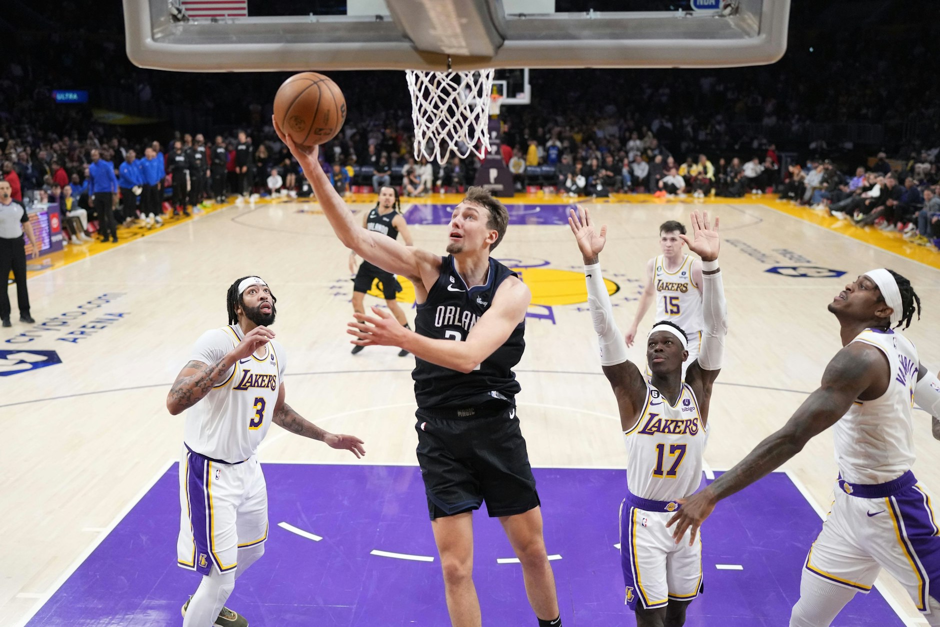 Berlins Franz Wagner (M.) spielt bei den Orlando Magic eine starke NBA-Saison. Da staunt sogar Deutschlands Bester, Lakers-Star Dennis Schröder (2.v.r).
