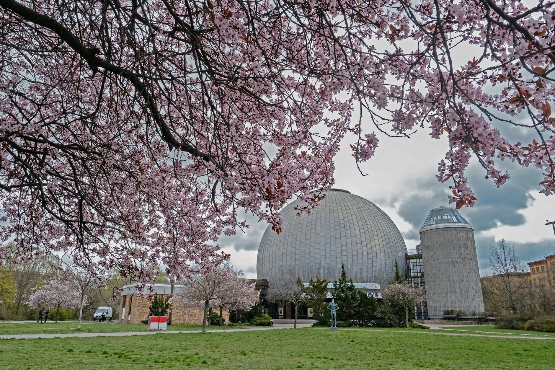 Das Zeiss-Planetarium in der Prenzlauer Allee in Berlin ist im Frühling ein beliebter Ausflugsort.