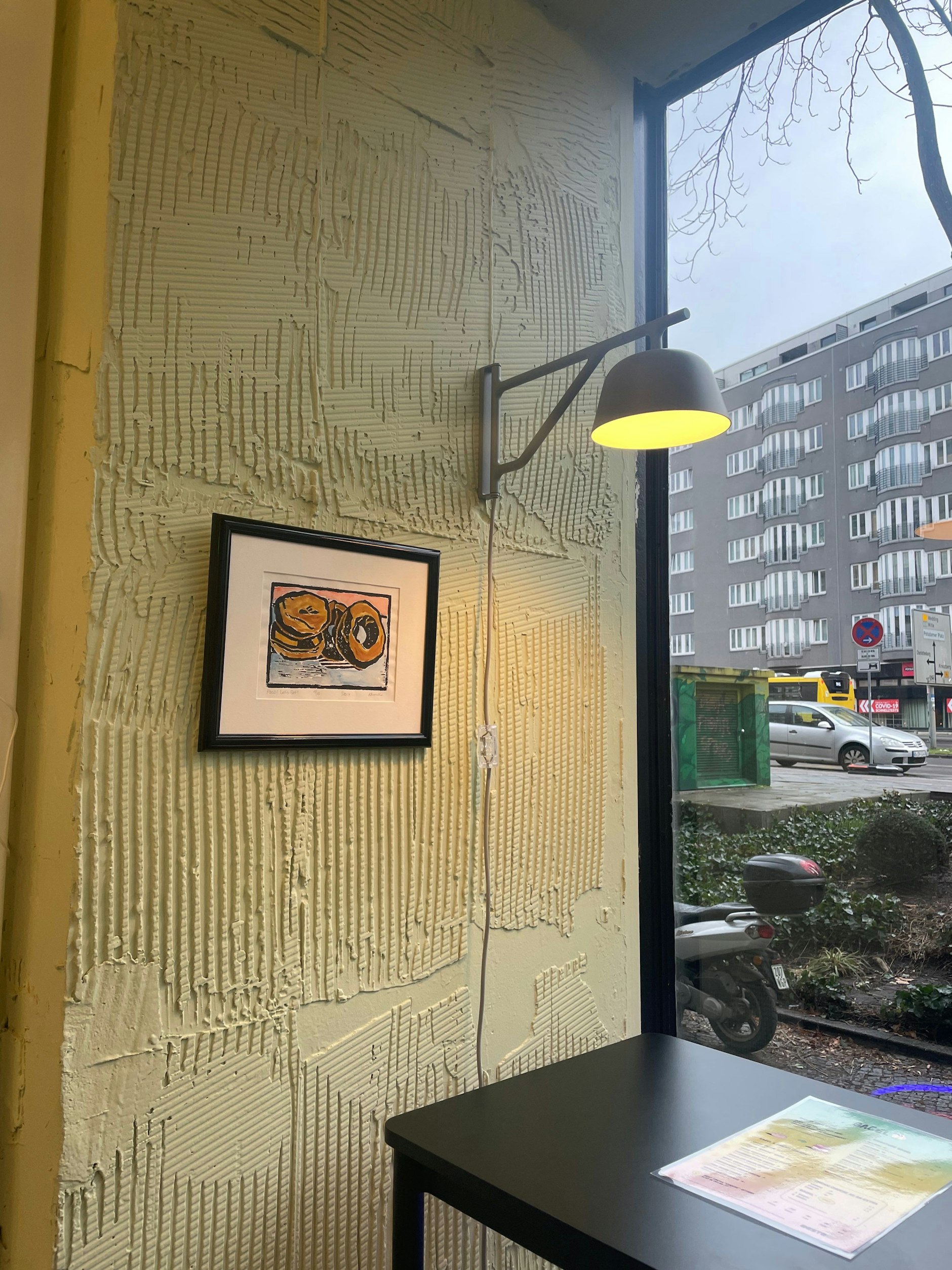 Der Blick aus dem Fenster bei Beste Bagel Berlin