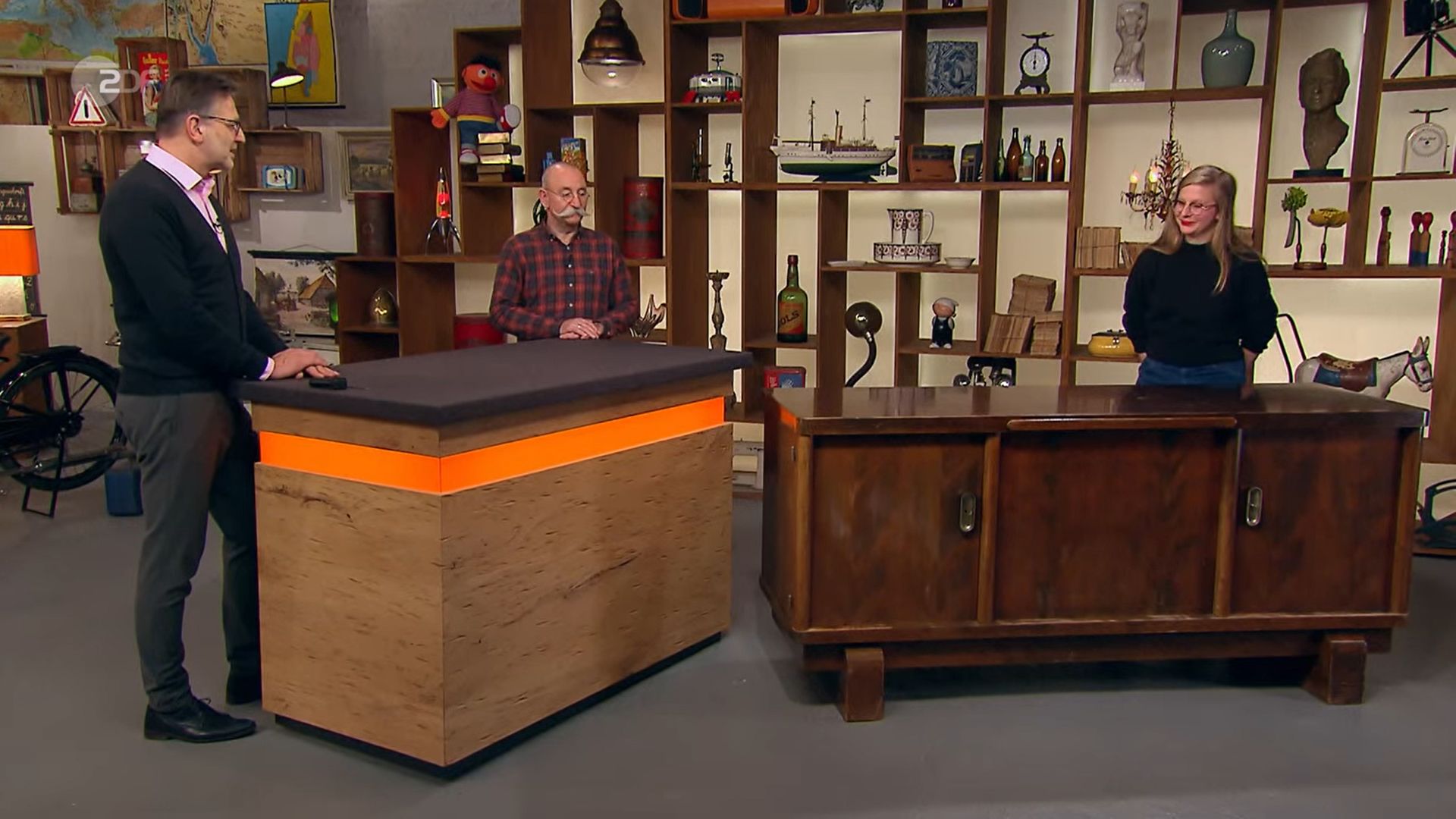 Image - Monstermöbel bei „Bares für Rares“: DARUM müssen die Händler HIER zusammenhalten