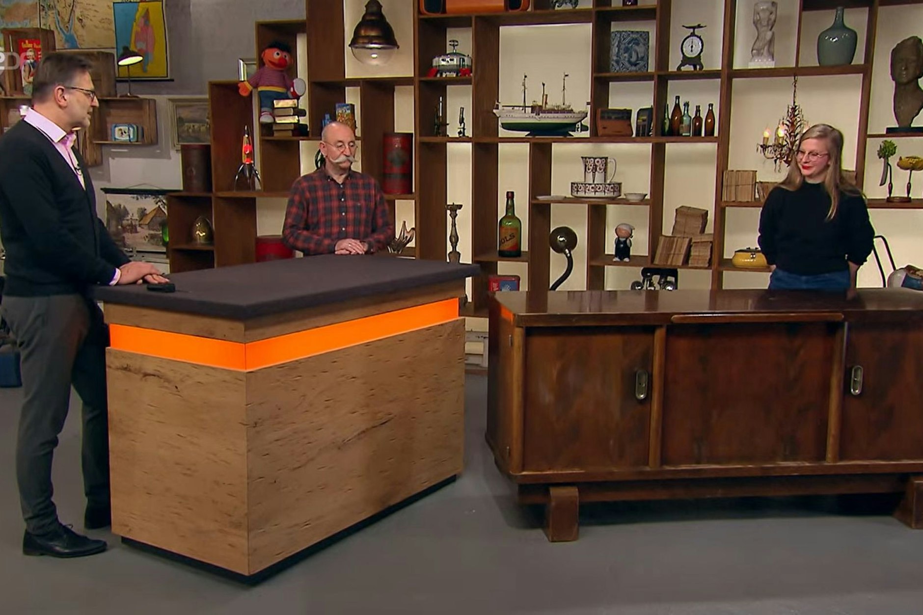 Rebekka möchte gern dieses „Schränkchen“ bei&nbsp;„Bares für Rares“ verkaufen – könnte schwierig werden.