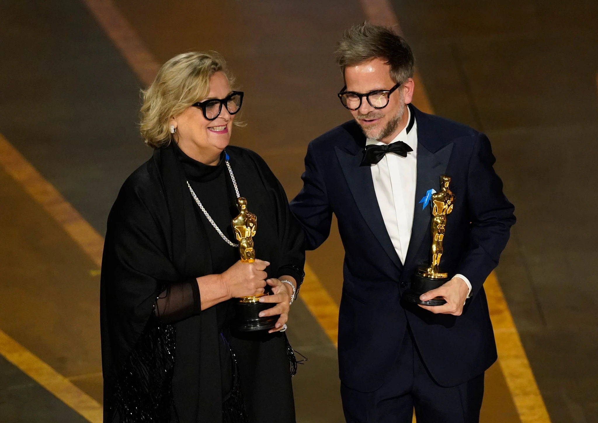 Sie nehmen den dritten Oscar für «Im Westen nichts Neues» entgegen: Ernestine Hipper und Christian M. Goldbeck werden für das beste Produktionsdesign ausgezeichnet.  