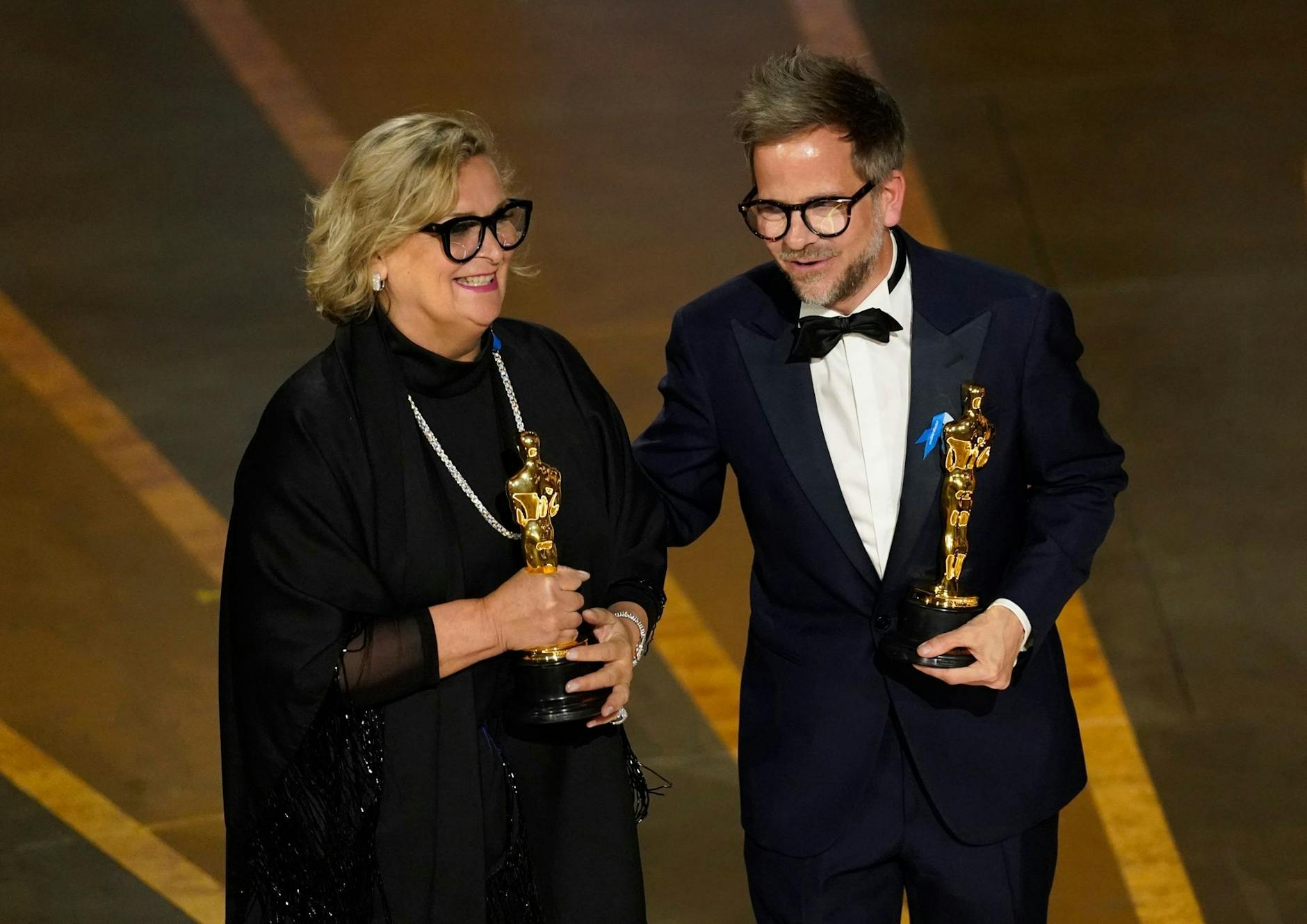 Sie nehmen den dritten Oscar für «Im Westen nichts Neues» entgegen: Ernestine Hipper und Christian M. Goldbeck werden für das beste Produktionsdesign ausgezeichnet.