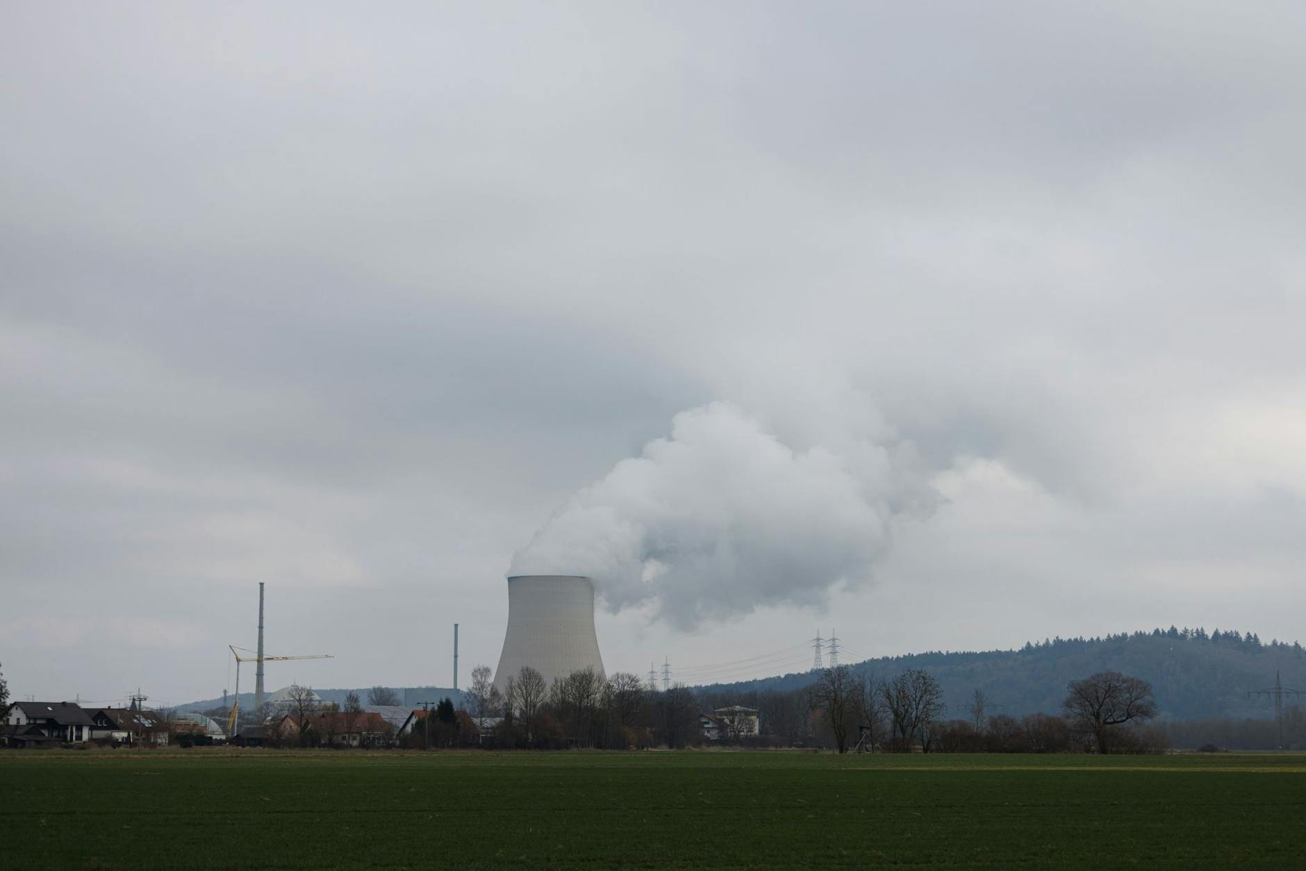 ARCHIV - Derzeit sind noch drei Atomkraftwerke in Deutschland in Betrieb: Darunter Isar 2 im bayerischen Landshut.