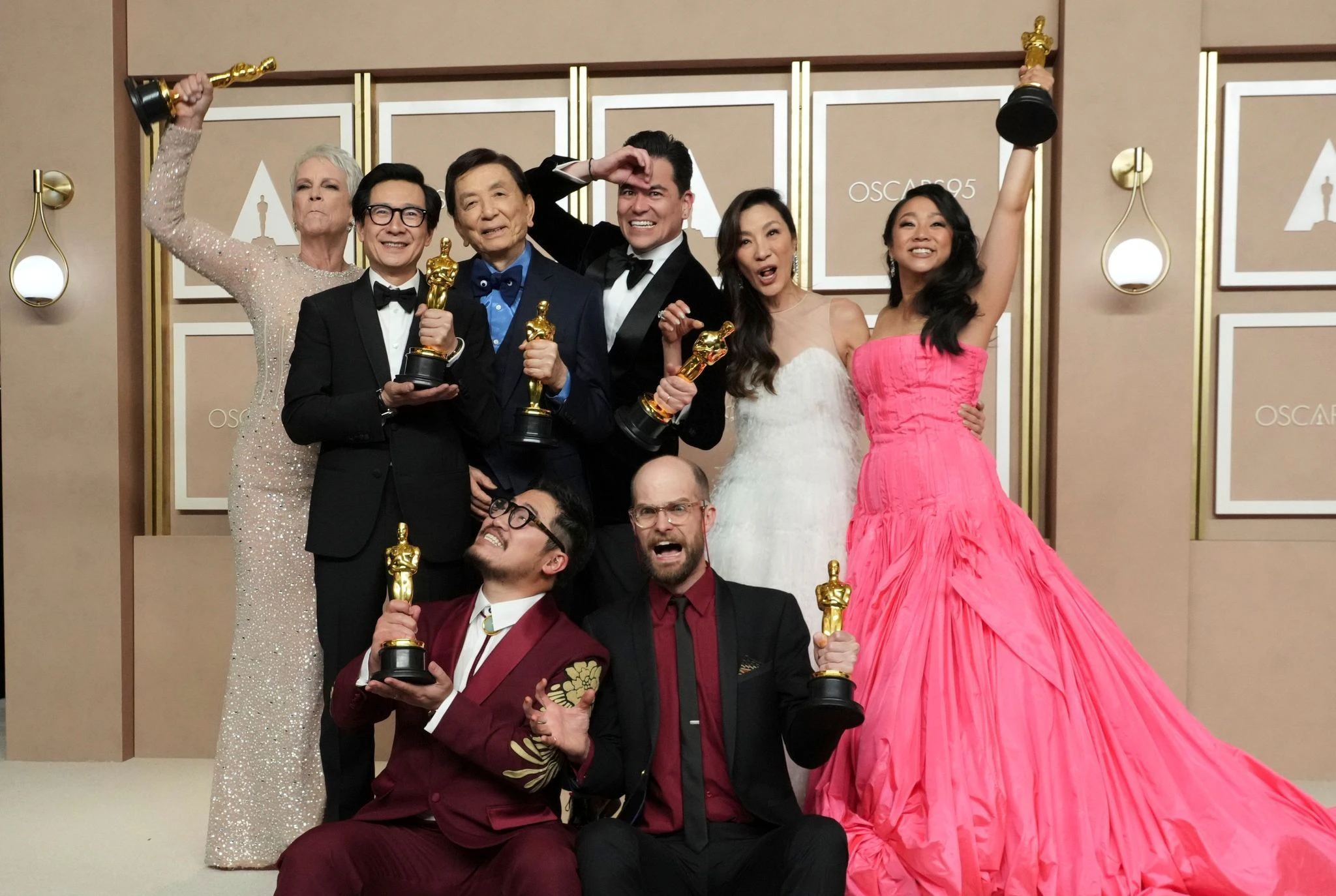 Das Team von «Everything Everywhere All at Once» hat allen Grund zur Freude - sieben Oscars gab es für die schräge Science-Fiction-Action-Komödie.  