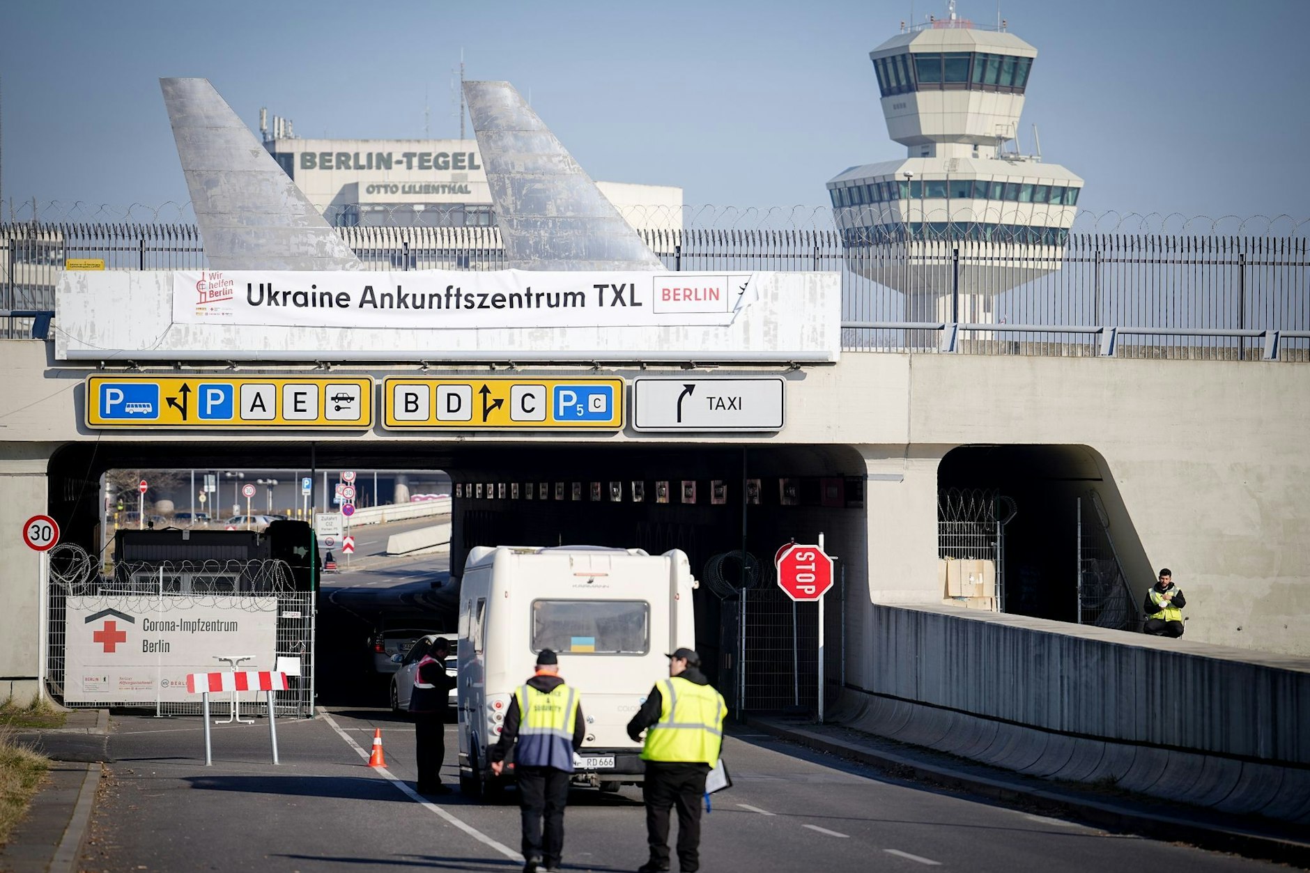 „Ukraine Ankunftszentrum TXL“, steht über der Zufahrt zum ehemaligen Flughafen Tegel. 