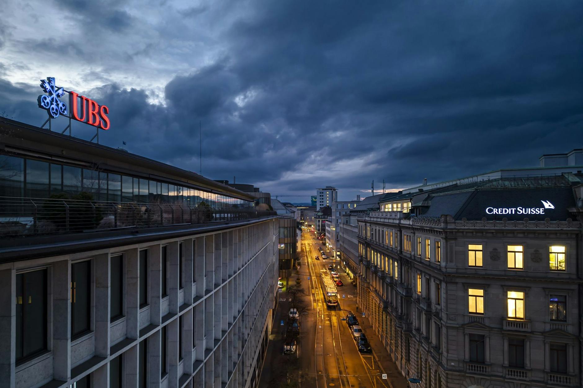 Die Hauptsitze der Schweizer Banken Credit Suisse und UBS am Paradeplatz in Zürich. 