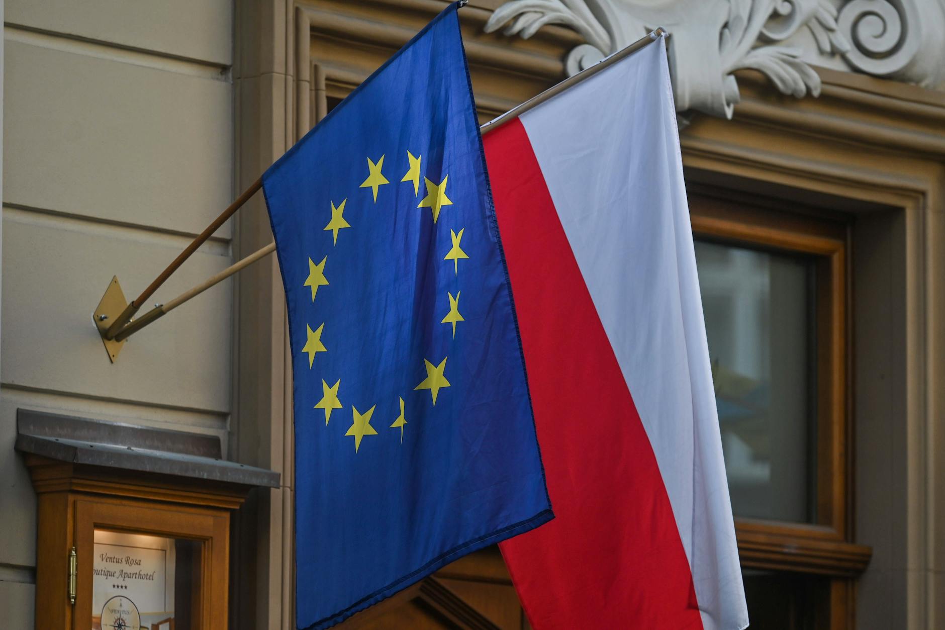 Flaga Unii Europejskiej i Polski na Starym Mieście w Krakowie.