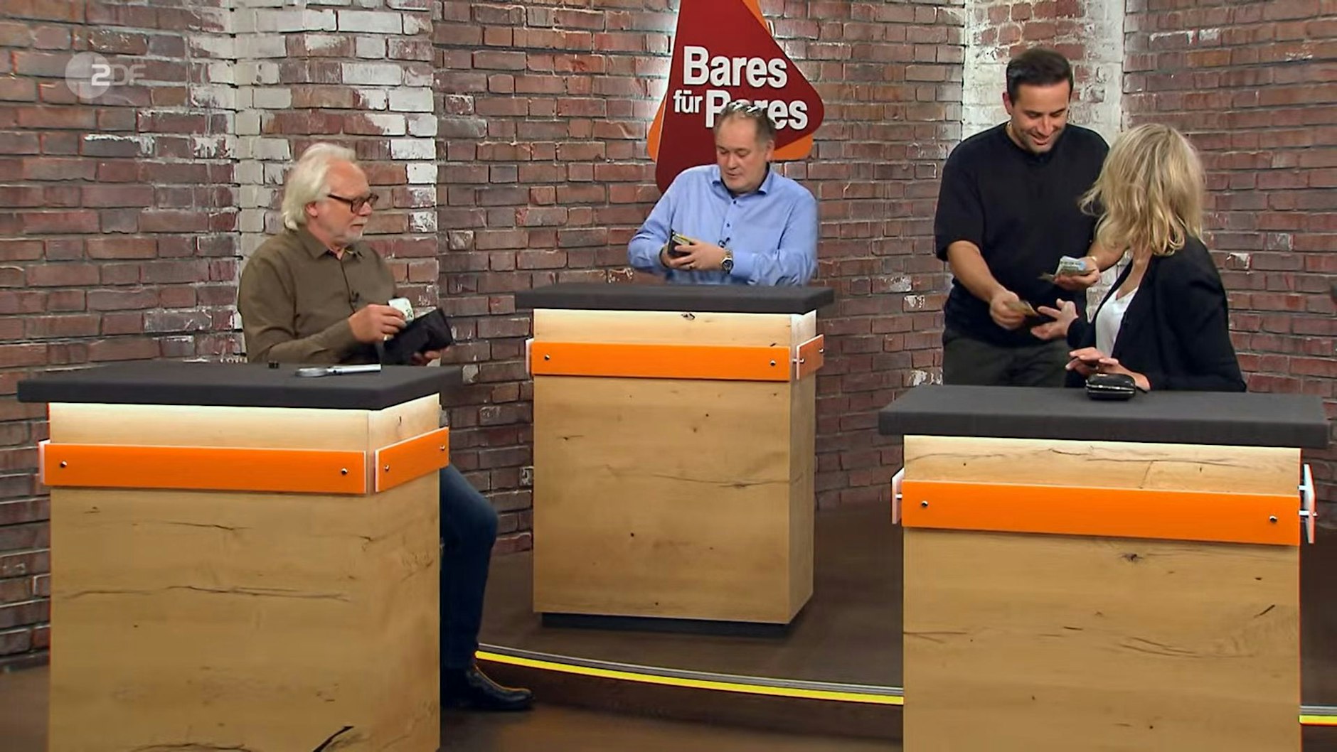 So auch noch nicht bei „Bares für Rares“ dagewesen: Die Händler legen zusammen, David Suppes sammelt den Kaufpreis bei seinen Kollegen ein.