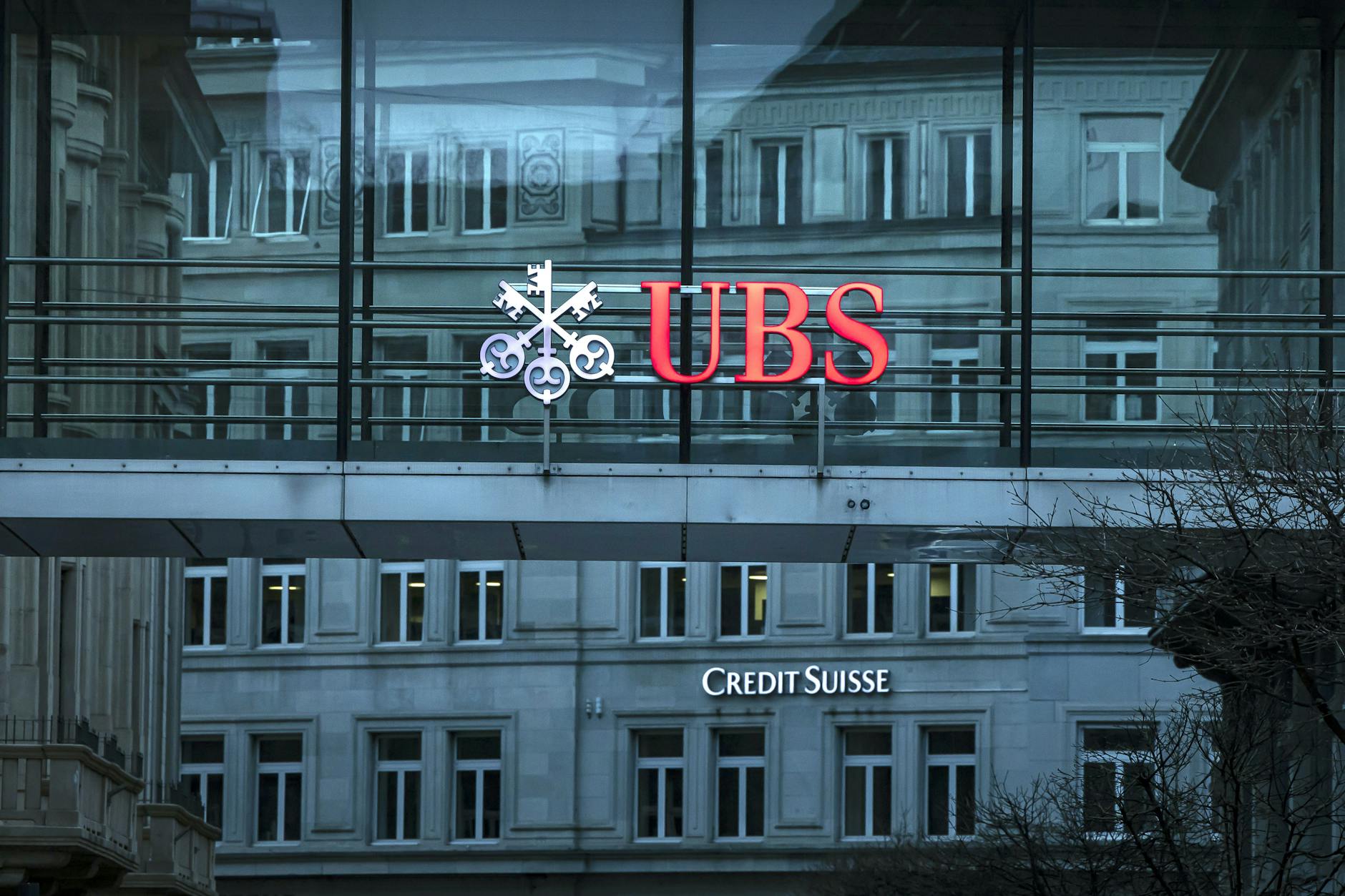 Die Logos der Schweizer Banken Credit Suisse und UBS sind auf verschiedenen Gebäuden in Zürich zu sehen.
