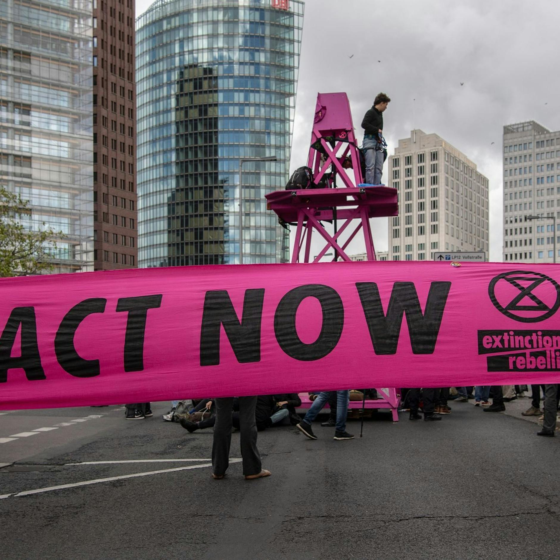 Dürfen die das? Klima-Chaoten manipulieren Tempo-30-Schilder