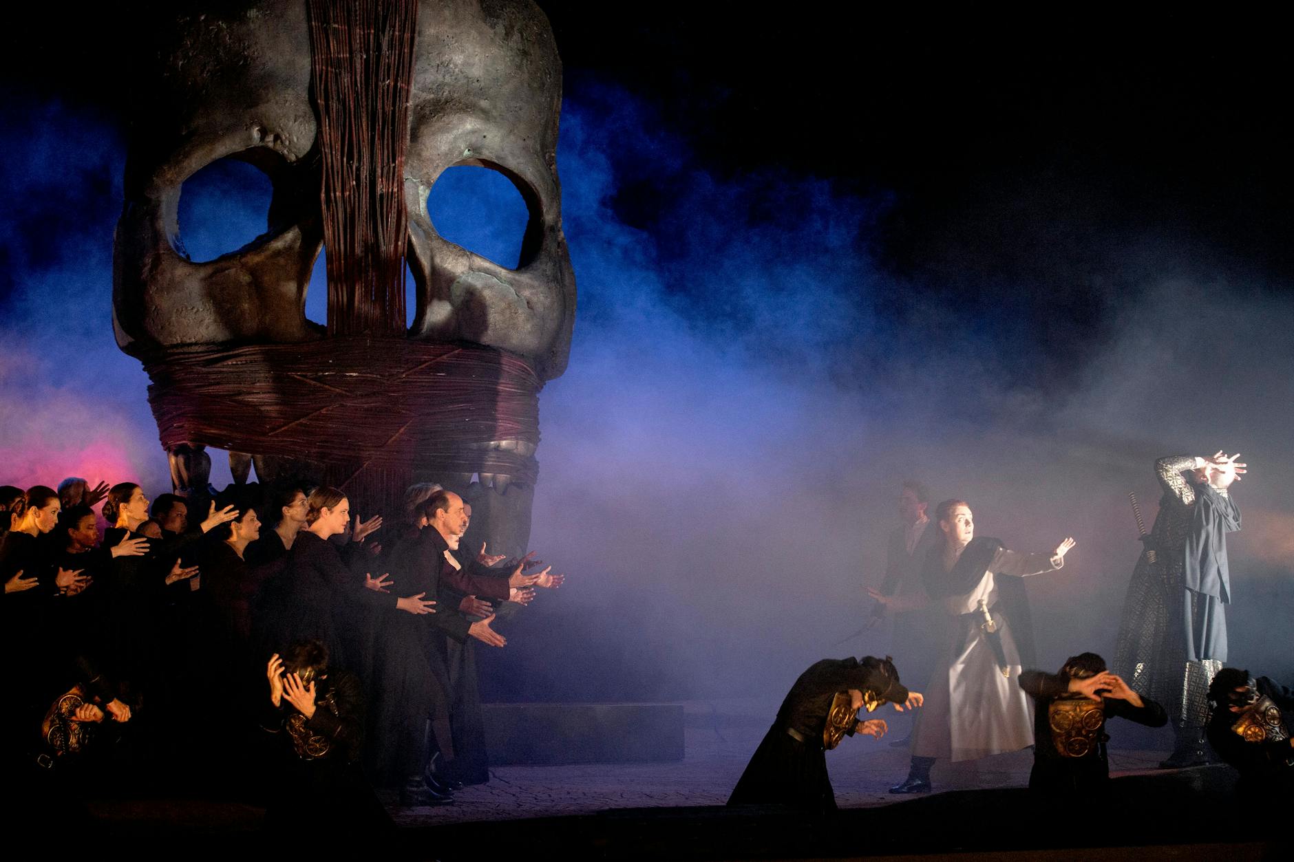 „Idomeneo“ an der Staatsoper Unter den Linden. Szene mit Magdalena Kožená (Idamante), Andrew Staples (Idomeneo), Linard Vrielink (Arbace), Staatsopernchor, Movement Group.