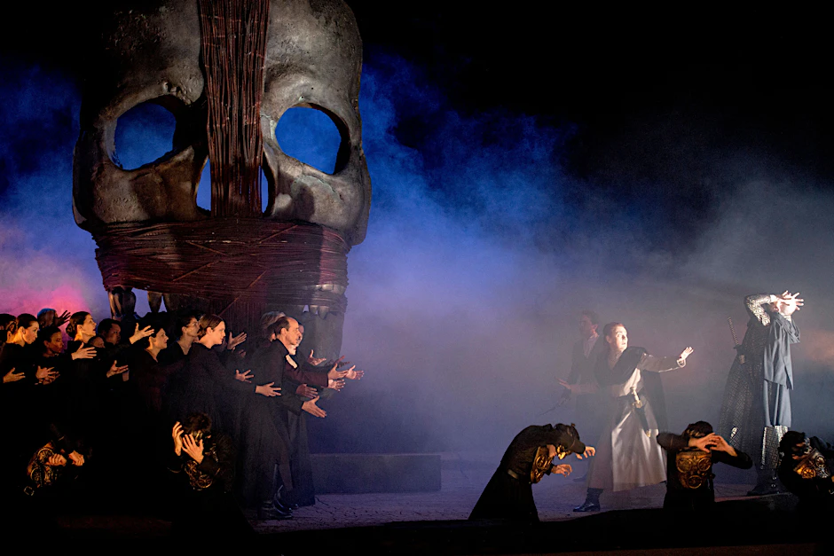 „Idomeneo“ an der Staatsoper Unter den Linden. Szene mit Magdalena Kožená (Idamante), Andrew Staples (Idomeneo), Linard Vrielink (Arbace), Staatsopernchor, Movement Group.