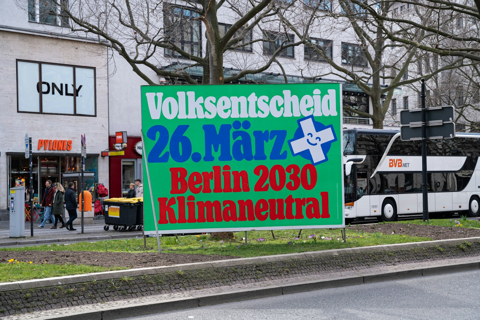 Werbetafeln für den Klima-Volksentscheid in Berlin.