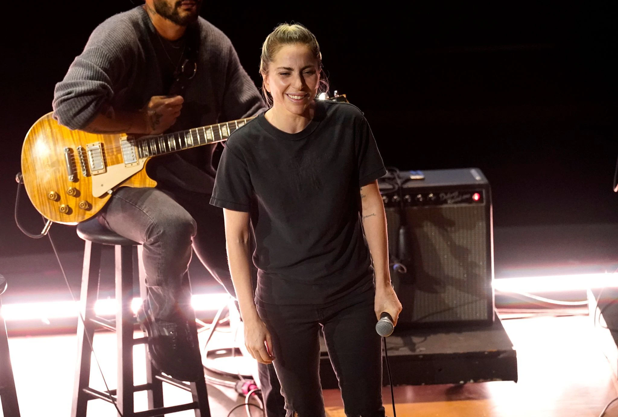 Bei ihrem Auftritt verzichtet Lady Gaga auf jeden Glamour. T-Shirt und Jeans reichen der Pop-Sängerin, als sie den Song «Hold My Hand» performt.  