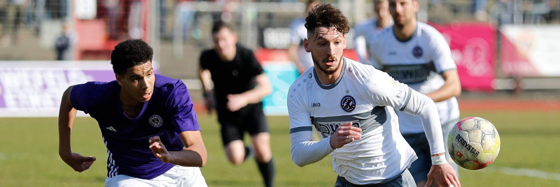 Cedric Euschen – hier im Laufduell mit Malik Ceesay von Tennis Borussia – will mit dem BFC Dynamo gegen Viktoria den nächsten Dreier einfahren.